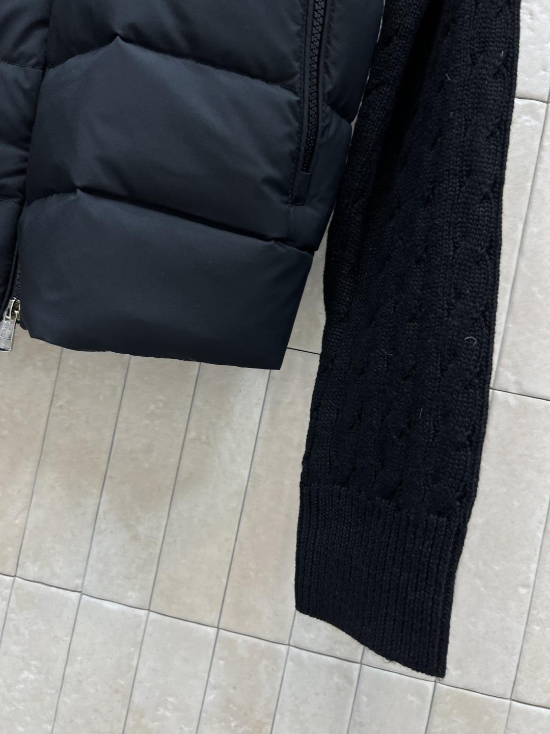 M家 25秋冬新款 立领针织拼接羽绒服 后背+袖子和领口麻花提花针织设计 国标90白鸭绒填充 保暖又轻盈