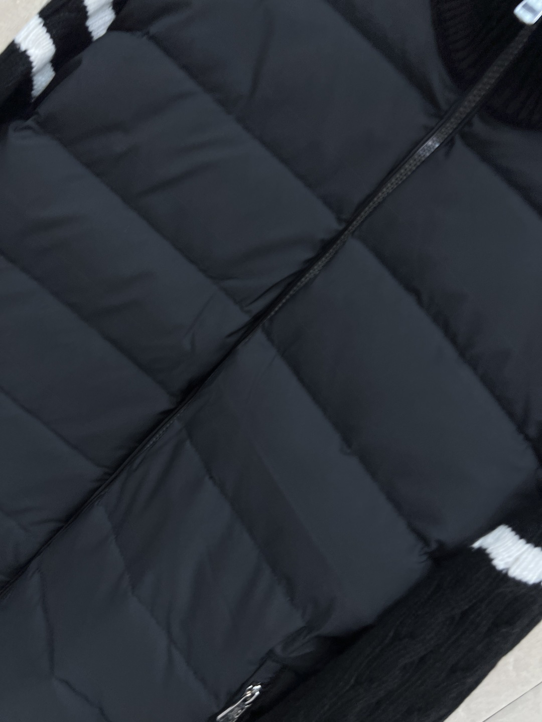 M家 25秋冬新款 立领针织拼接羽绒服 后背+袖子和领口麻花提花针织设计 国标90白鸭绒填充 保暖又轻盈