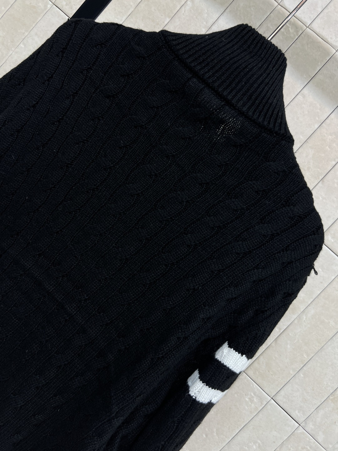 M家 25秋冬新款 立领针织拼接羽绒服 后背+袖子和领口麻花提花针织设计 国标90白鸭绒填充 保暖又轻盈