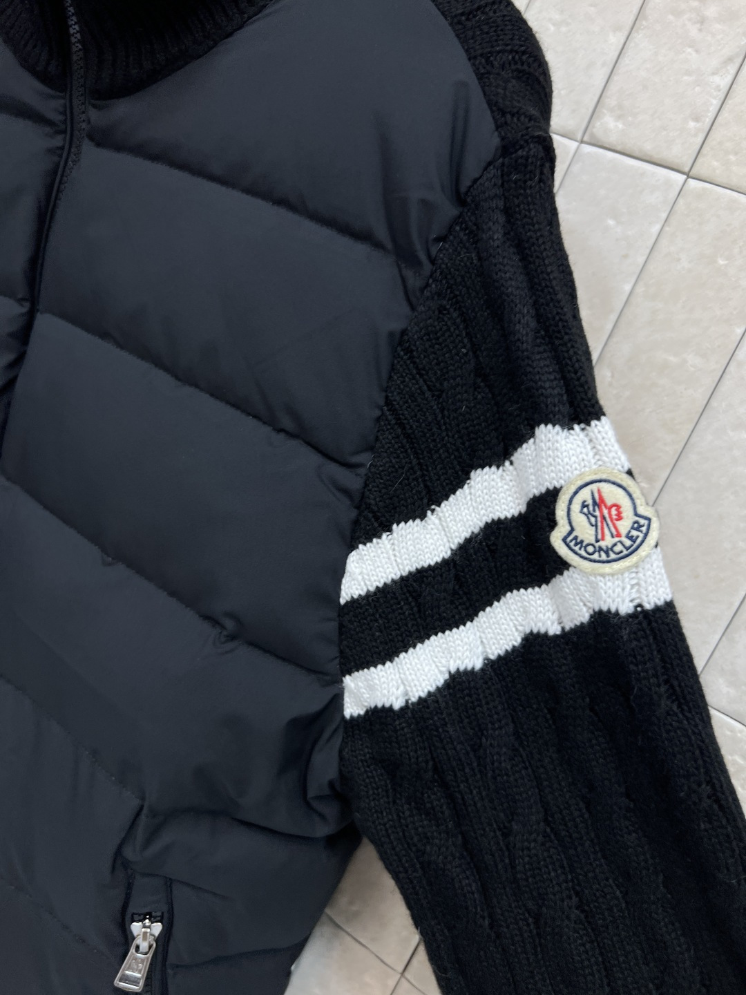 M家 25秋冬新款 立领针织拼接羽绒服 后背+袖子和领口麻花提花针织设计 国标90白鸭绒填充 保暖又轻盈