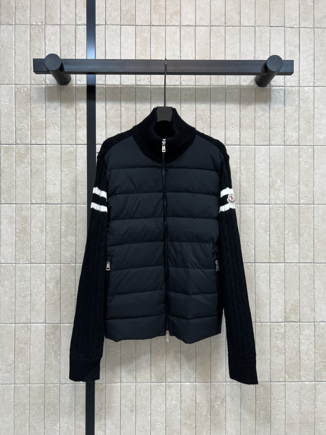 M家 25秋冬新款 立领针织拼接羽绒服 后背+袖子和领口麻花提花针织设计 国标90白鸭绒填充 保暖又轻盈