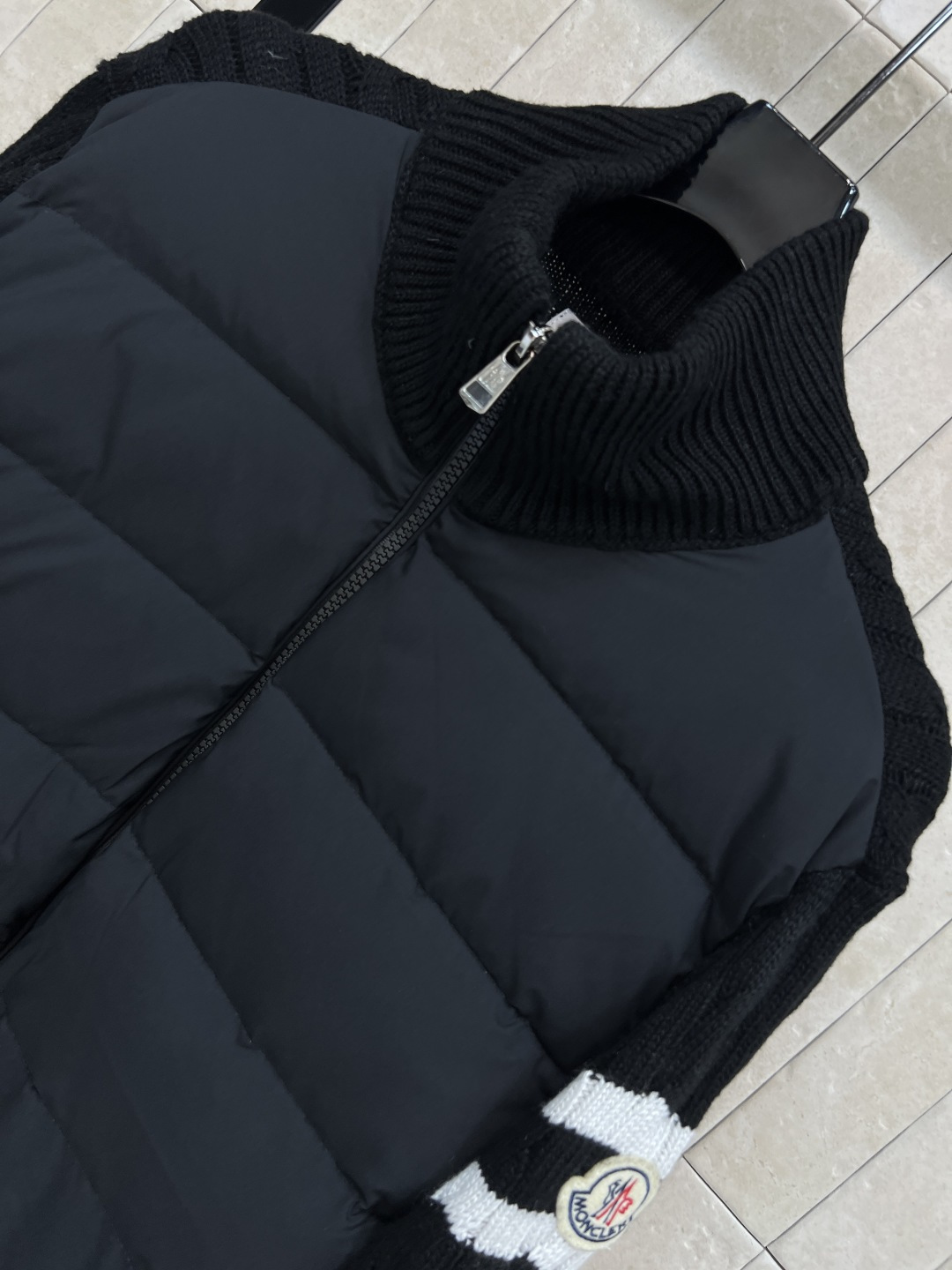 M家 25秋冬新款 立领针织拼接羽绒服 后背+袖子和领口麻花提花针织设计 国标90白鸭绒填充 保暖又轻盈