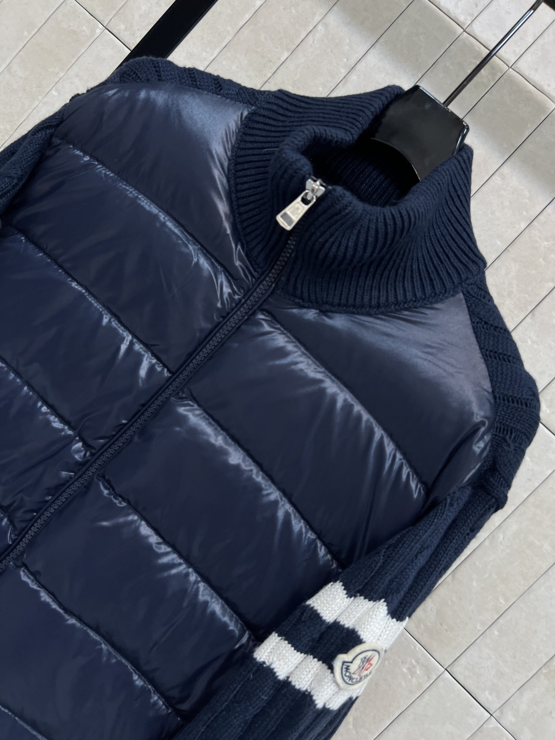 M家 25秋冬新款 立领针织拼接羽绒服 后背+袖子和领口麻花提花针织设计 国标90白鸭绒填充 保暖又轻盈