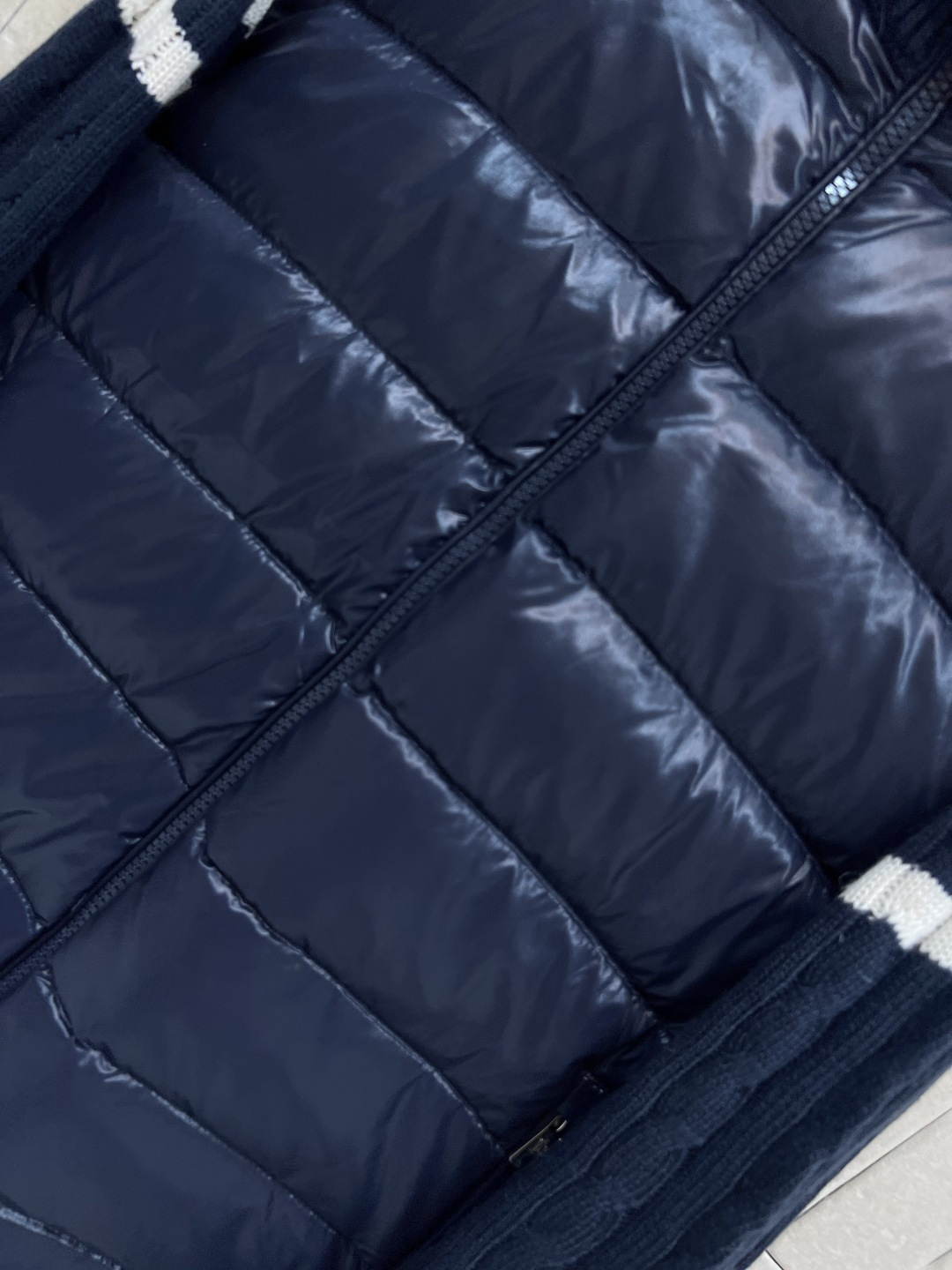 M家 25秋冬新款 立领针织拼接羽绒服 后背+袖子和领口麻花提花针织设计 国标90白鸭绒填充 保暖又轻盈