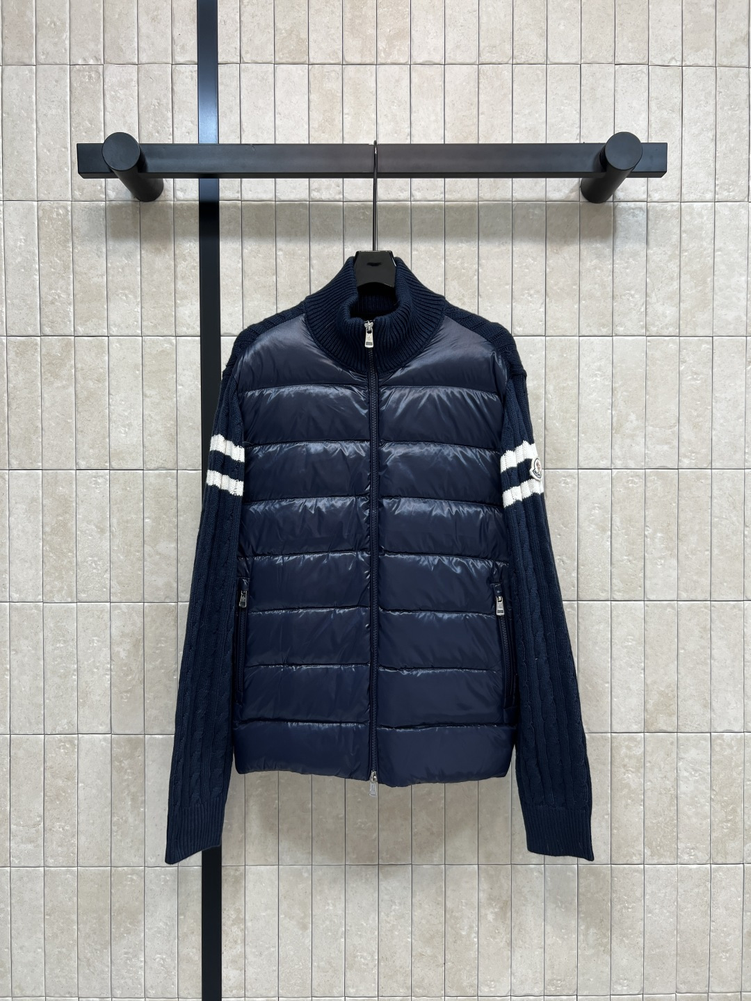 NO:576000,Comes with dust bag M Home 25 new autumn and winter model Stand collar knitted splicing down jacket Back + sleeves and collar twist jacquard knit design National standard 90 white duck down filling Warm and lightweight Black stripes on the cuffs Simple and sporty Suitable for commuting and leisure in autumn and winter Pair with jeans or casual pants to easily get a comfortable and fashionable outfit Four colors and five codes, jeans, down jacket, alexander wang19860909配防尘袋M家 25秋冬新款 立领针织拼接羽绒服 后背+袖子和领口麻花提花针织设计 国标90白鸭绒填充 保暖又轻盈 袖口黑色条纹点缀 简约又有运动感 秋冬通勤、休闲都很适合 搭配牛仔裤或休闲裤 轻松get舒适时尚穿搭 四色五码,,jeans,down jacket,alexander wang,Women's clothing