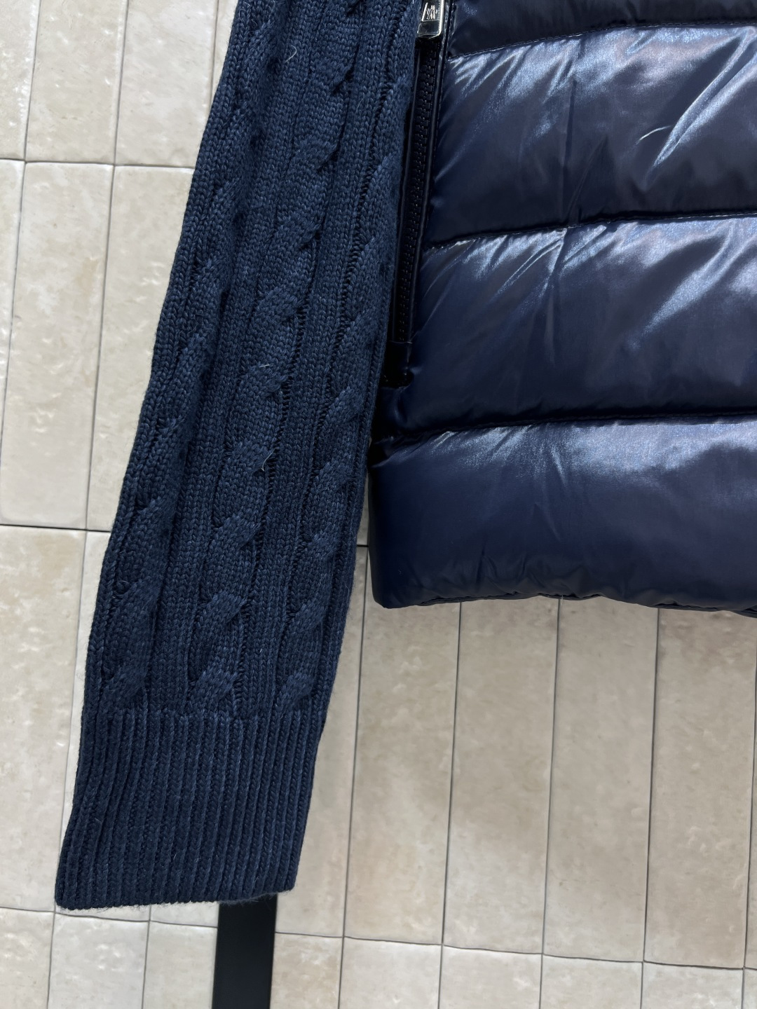 M家 25秋冬新款 立领针织拼接羽绒服 后背+袖子和领口麻花提花针织设计 国标90白鸭绒填充 保暖又轻盈