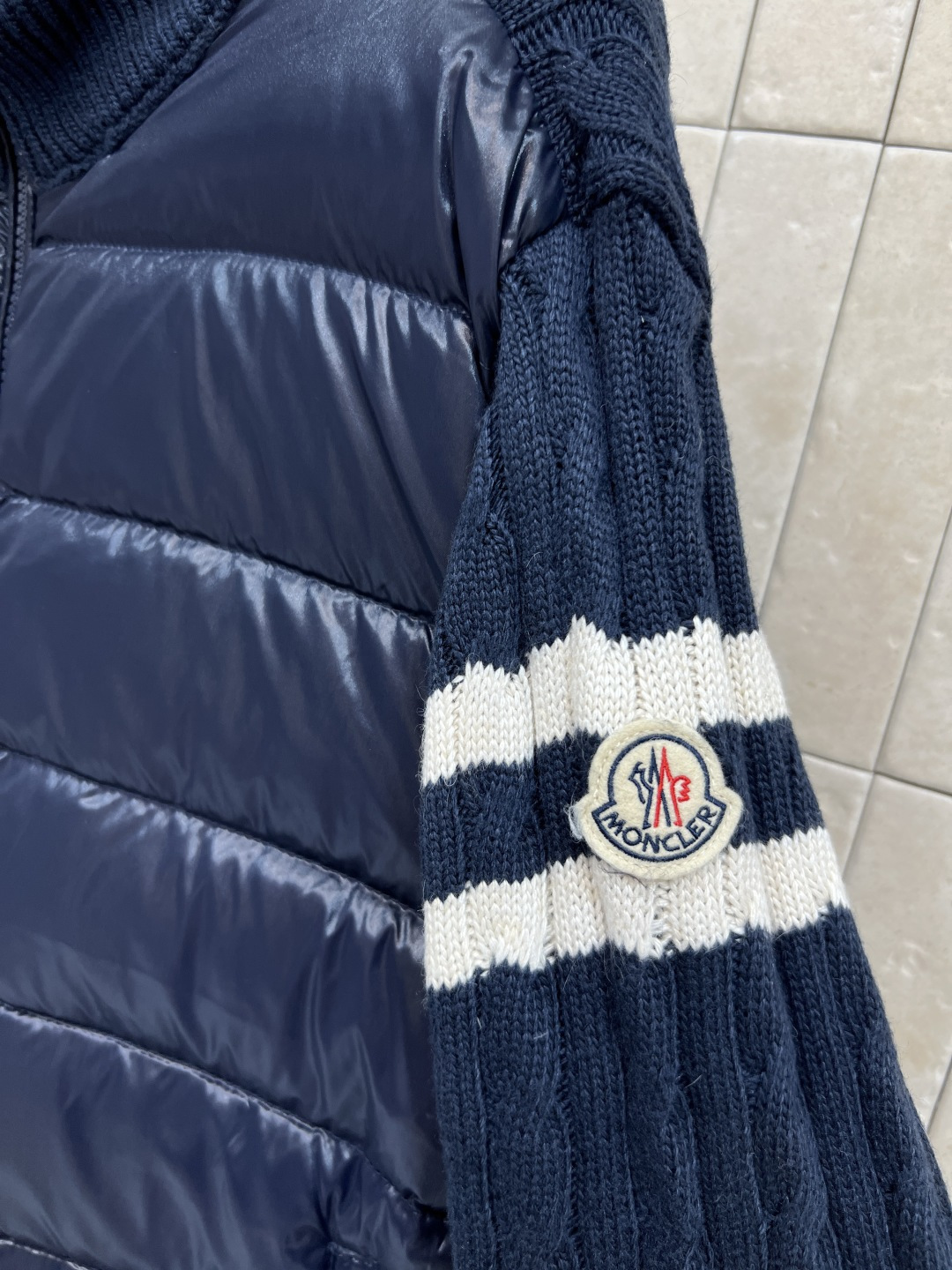 M家 25秋冬新款 立领针织拼接羽绒服 后背+袖子和领口麻花提花针织设计 国标90白鸭绒填充 保暖又轻盈