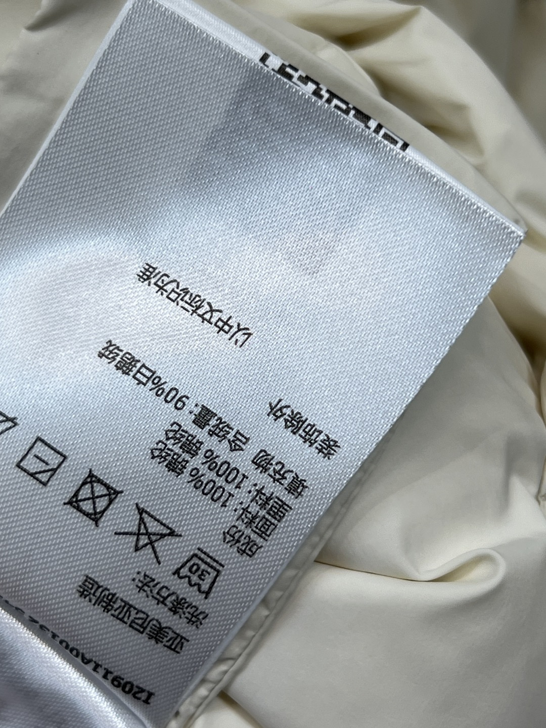 M家 25秋冬新款 字母阶梯绗缝立领羽绒服 外套呈方正版型 面包短款羽绒服 立领字母阶梯绗缝短款版型 上