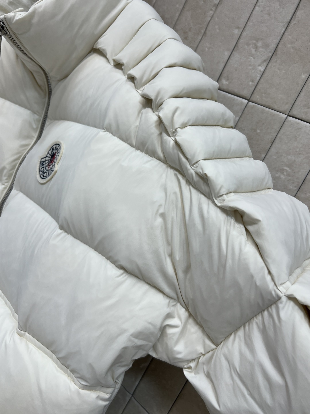 M家 25秋冬新款 字母阶梯绗缝立领羽绒服 外套呈方正版型 面包短款羽绒服 立领字母阶梯绗缝短款版型 上