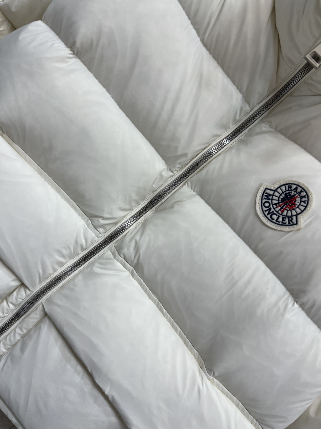 M家 25秋冬新款 字母阶梯绗缝立领羽绒服 外套呈方正版型 面包短款羽绒服 立领字母阶梯绗缝短款版型 上