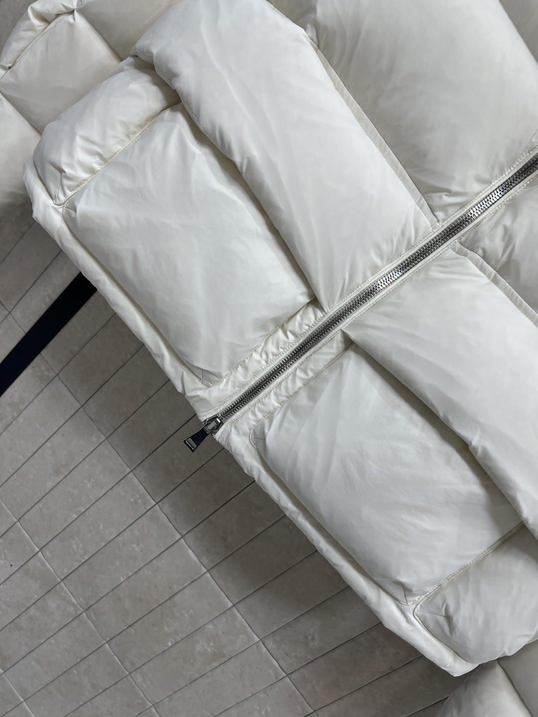 M家 25秋冬新款 字母阶梯绗缝立领羽绒服 外套呈方正版型 面包短款羽绒服 立领字母阶梯绗缝短款版型 上