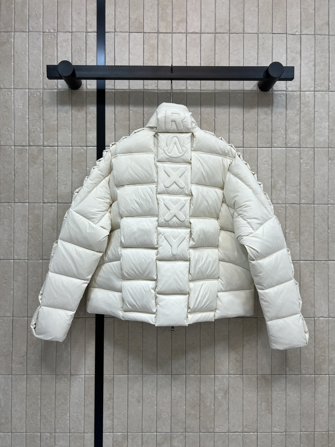 M家 25秋冬新款 字母阶梯绗缝立领羽绒服 外套呈方正版型 面包短款羽绒服 立领字母阶梯绗缝短款版型 上