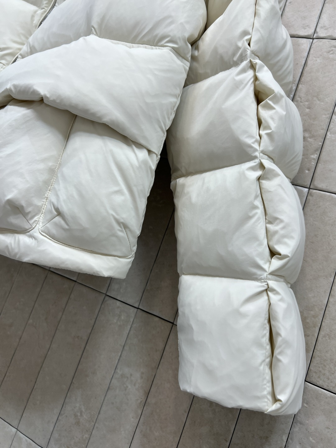 M家 25秋冬新款 字母阶梯绗缝立领羽绒服 外套呈方正版型 面包短款羽绒服 立领字母阶梯绗缝短款版型 上