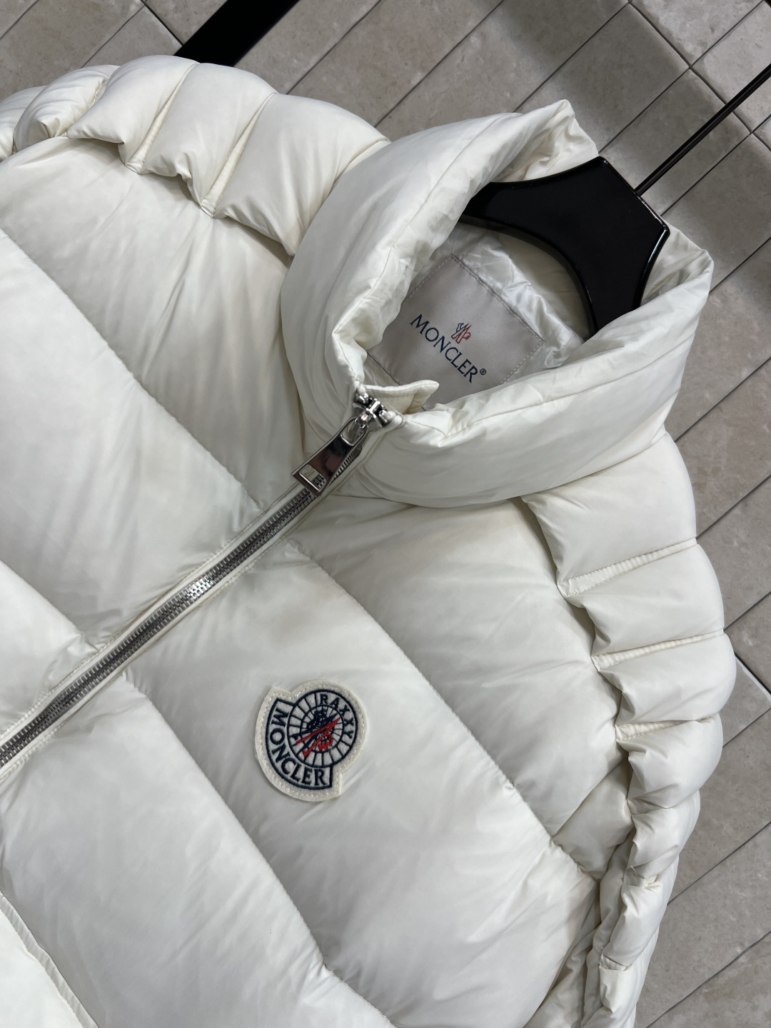 M家 25秋冬新款 字母阶梯绗缝立领羽绒服 外套呈方正版型 面包短款羽绒服 立领字母阶梯绗缝短款版型 上