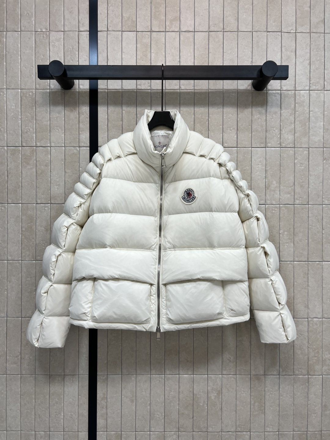 M家 25秋冬新款 字母阶梯绗缝立领羽绒服 外套呈方正版型 面包短款羽绒服 立领字母阶梯绗缝短款版型 上