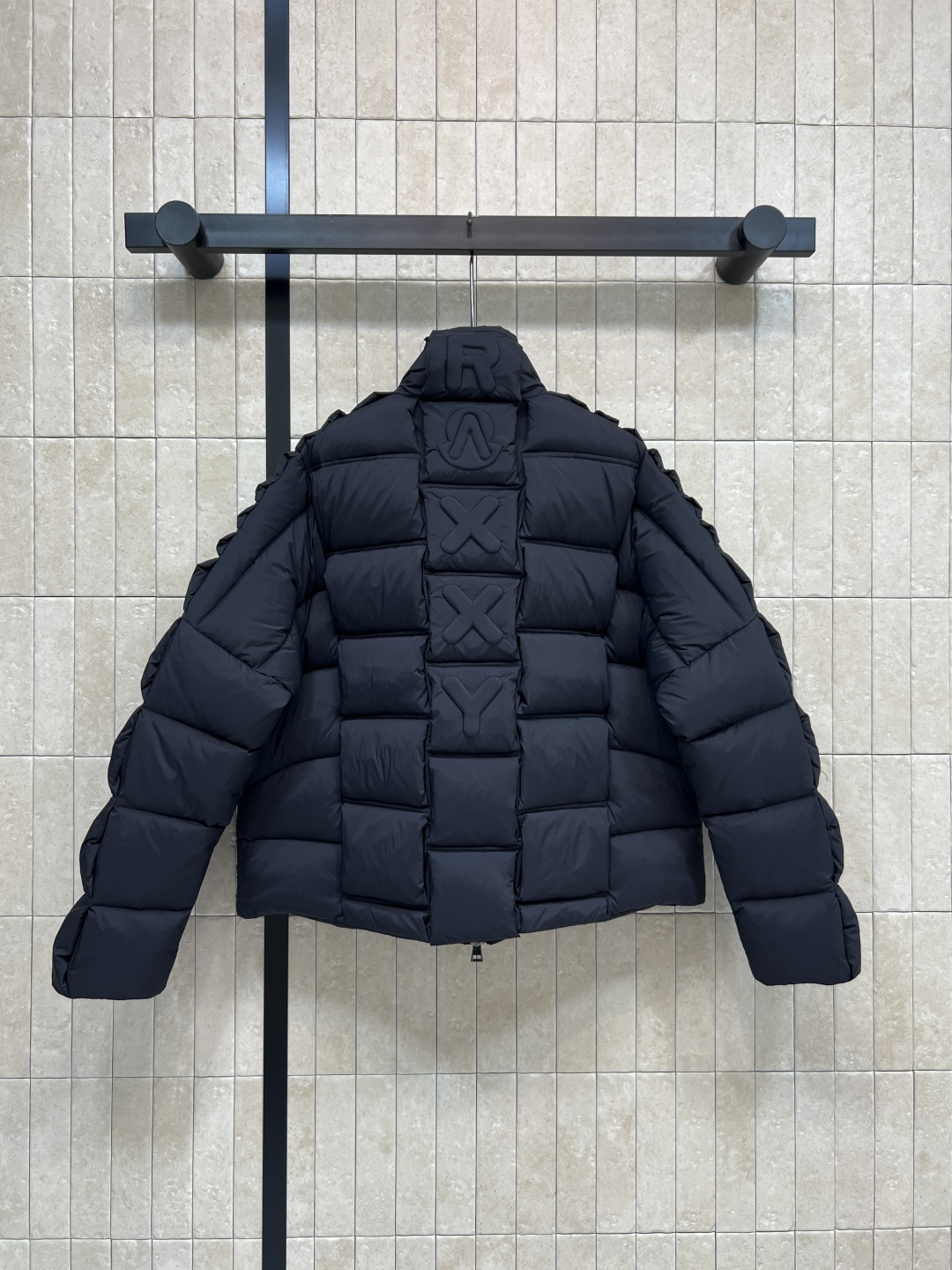 M家 25秋冬新款 字母阶梯绗缝立领羽绒服 外套呈方正版型 面包短款羽绒服 立领字母阶梯绗缝短款版型 上