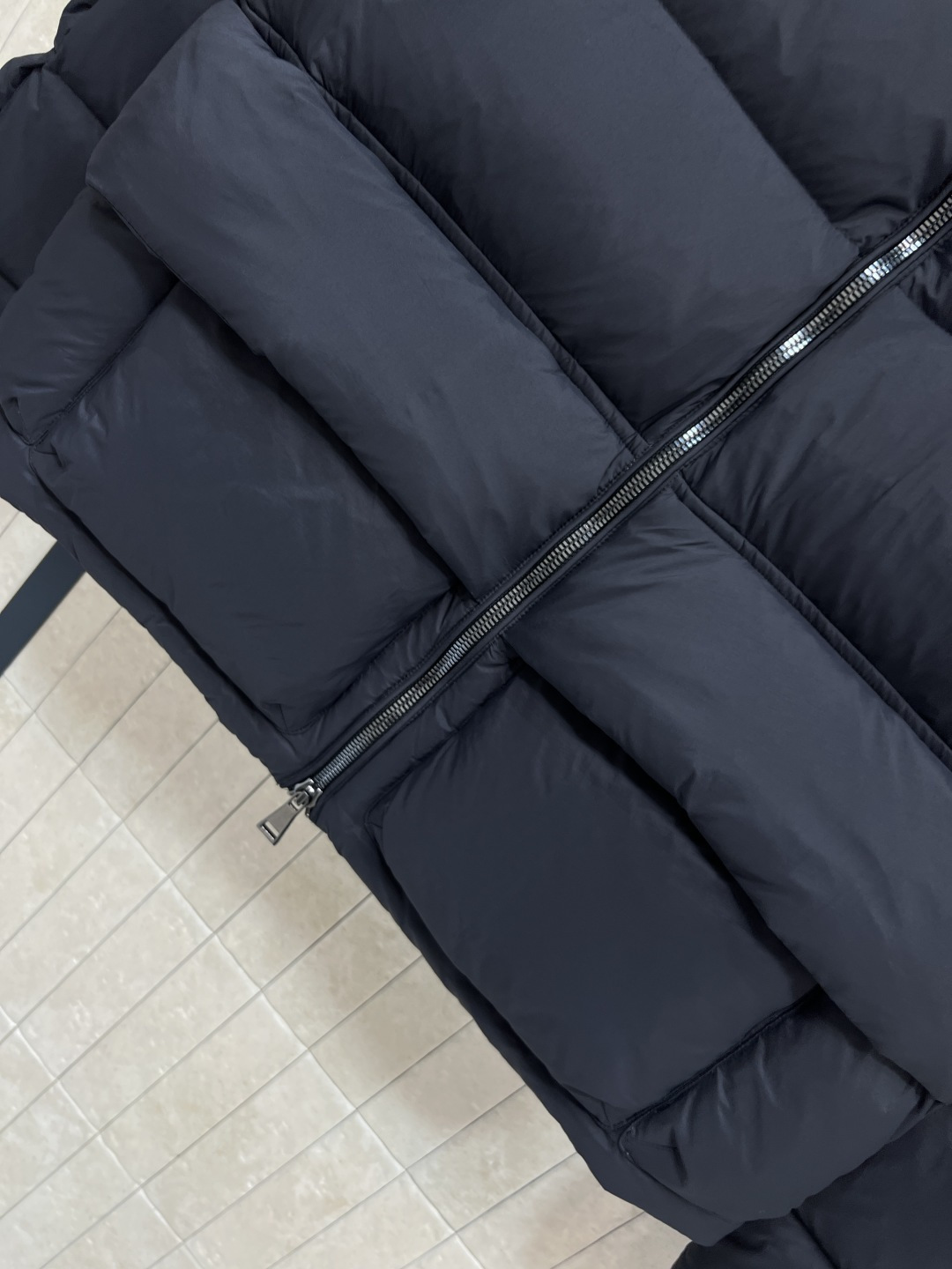 M家 25秋冬新款 字母阶梯绗缝立领羽绒服 外套呈方正版型 面包短款羽绒服 立领字母阶梯绗缝短款版型 上