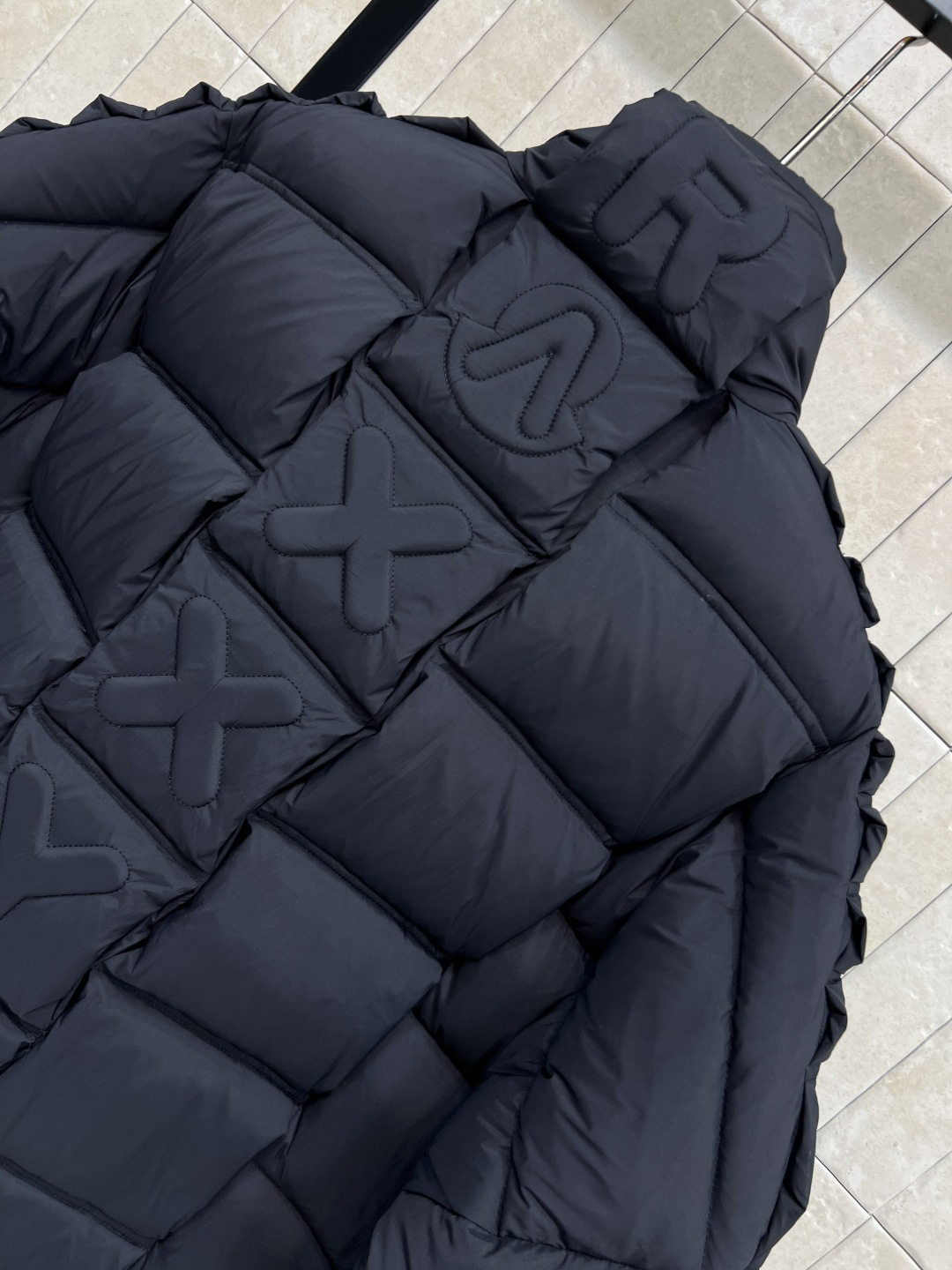 M家 25秋冬新款 字母阶梯绗缝立领羽绒服 外套呈方正版型 面包短款羽绒服 立领字母阶梯绗缝短款版型 上