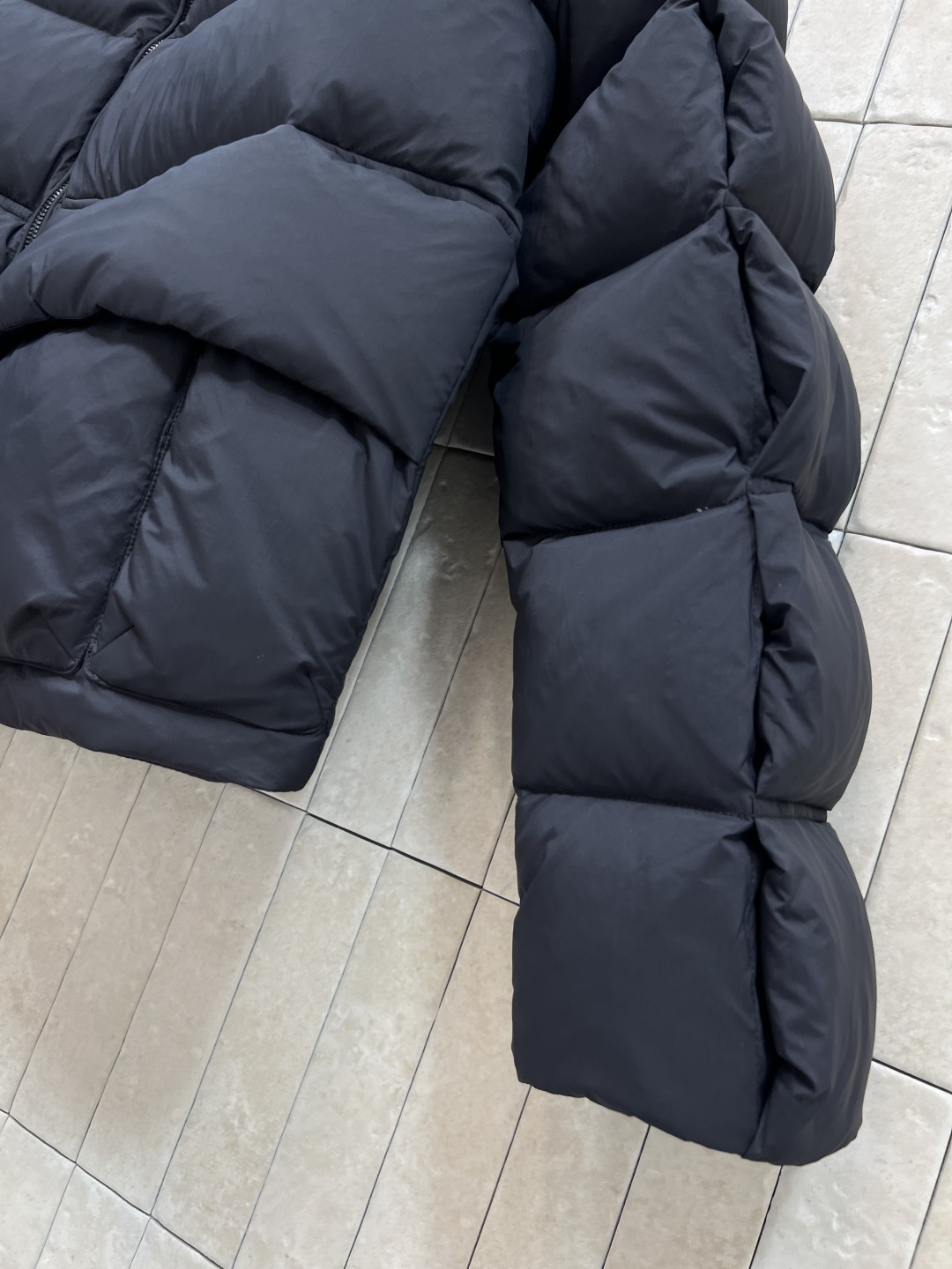 M家 25秋冬新款 字母阶梯绗缝立领羽绒服 外套呈方正版型 面包短款羽绒服 立领字母阶梯绗缝短款版型 上