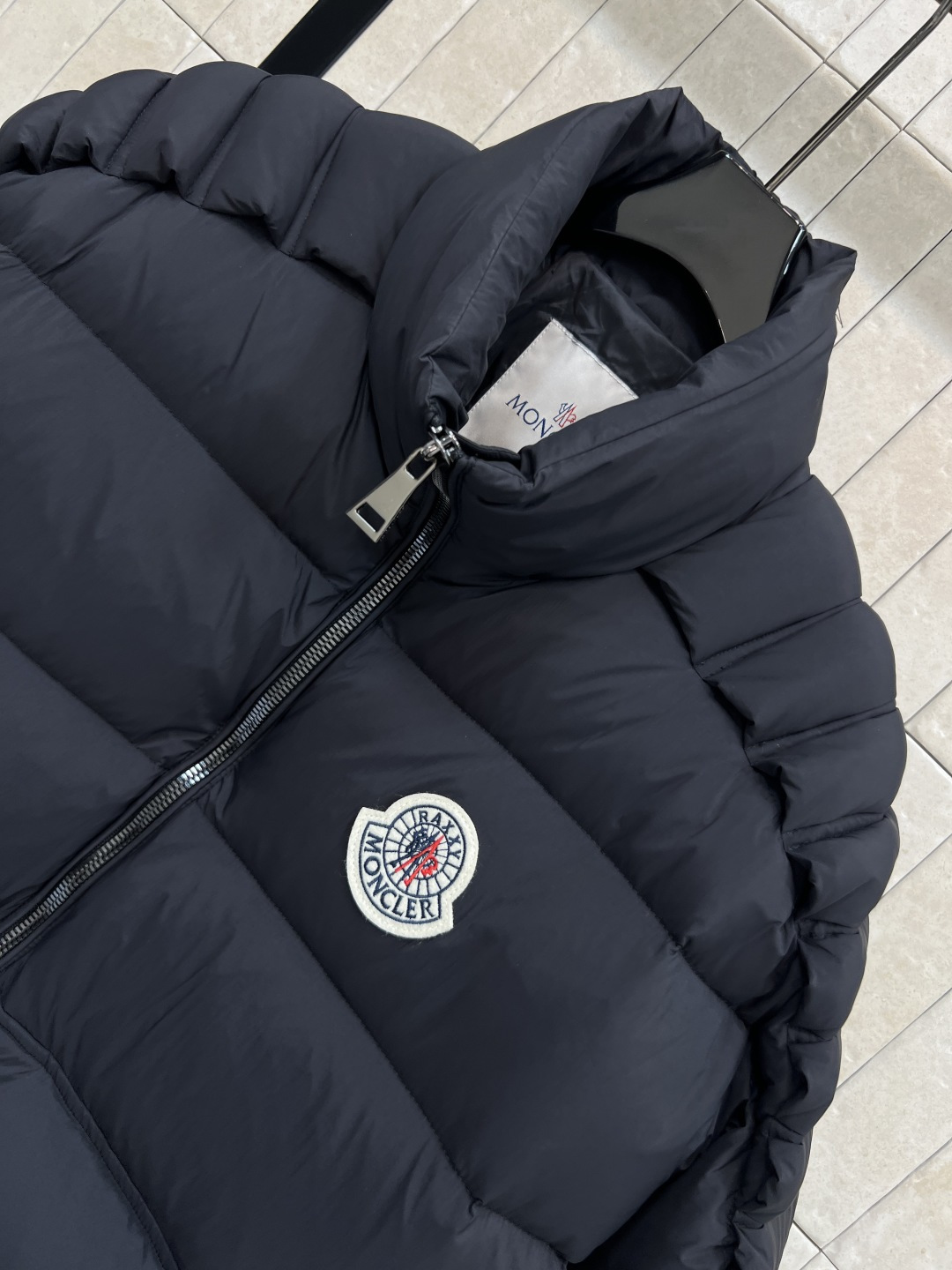 M家 25秋冬新款 字母阶梯绗缝立领羽绒服 外套呈方正版型 面包短款羽绒服 立领字母阶梯绗缝短款版型 上