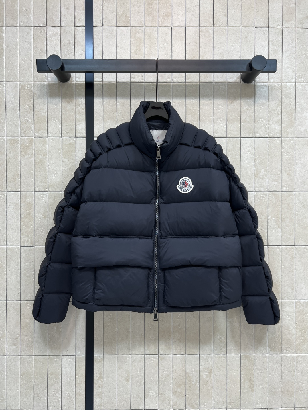 M家 25秋冬新款 字母阶梯绗缝立领羽绒服 外套呈方正版型 面包短款羽绒服 立领字母阶梯绗缝短款版型 上