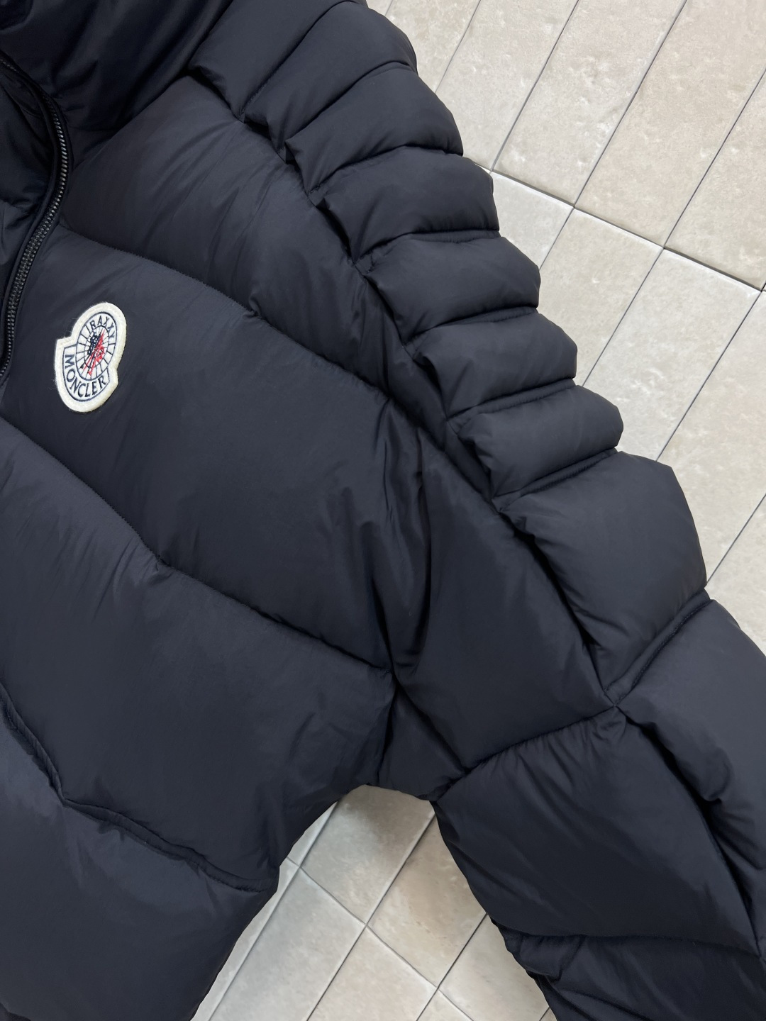 M家 25秋冬新款 字母阶梯绗缝立领羽绒服 外套呈方正版型 面包短款羽绒服 立领字母阶梯绗缝短款版型 上