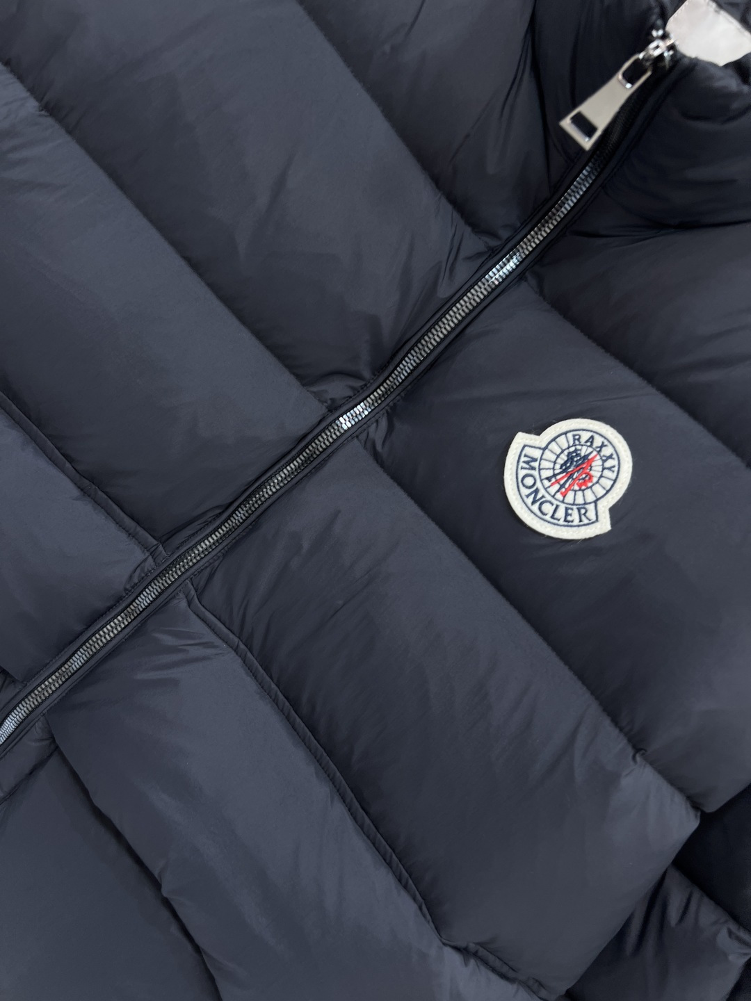 M家 25秋冬新款 字母阶梯绗缝立领羽绒服 外套呈方正版型 面包短款羽绒服 立领字母阶梯绗缝短款版型 上