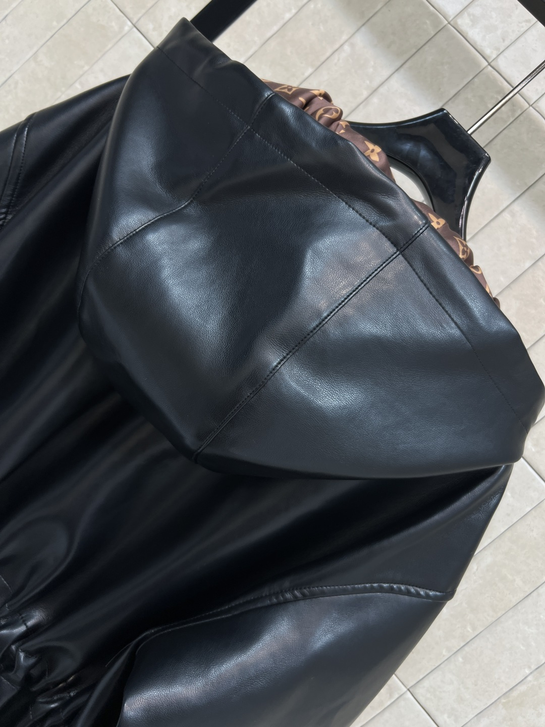 L家 25秋冬新款 连帽收腰皮革外套 黑色皮革+Monogram内衬 奢华又实用！连帽设计 抽绳可调节腰