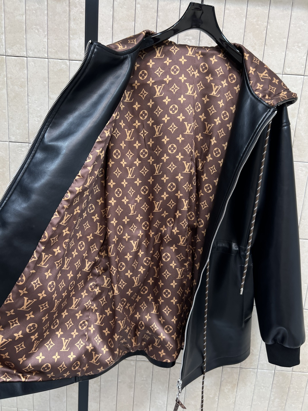 L家 25秋冬新款 连帽收腰皮革外套 黑色皮革+Monogram内衬 奢华又实用！连帽设计 抽绳可调节腰