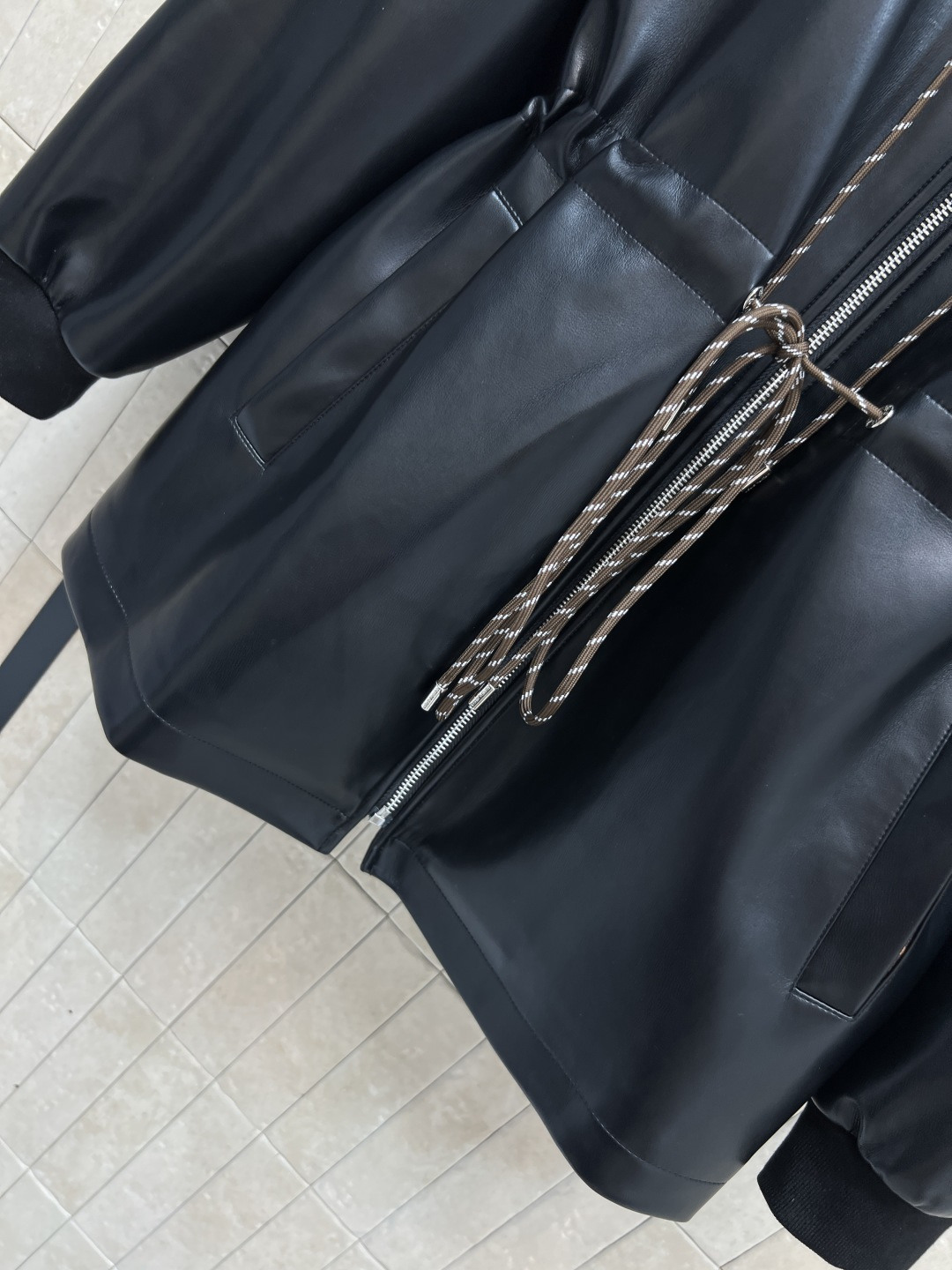 L家 25秋冬新款 连帽收腰皮革外套 黑色皮革+Monogram内衬 奢华又实用！连帽设计 抽绳可调节腰