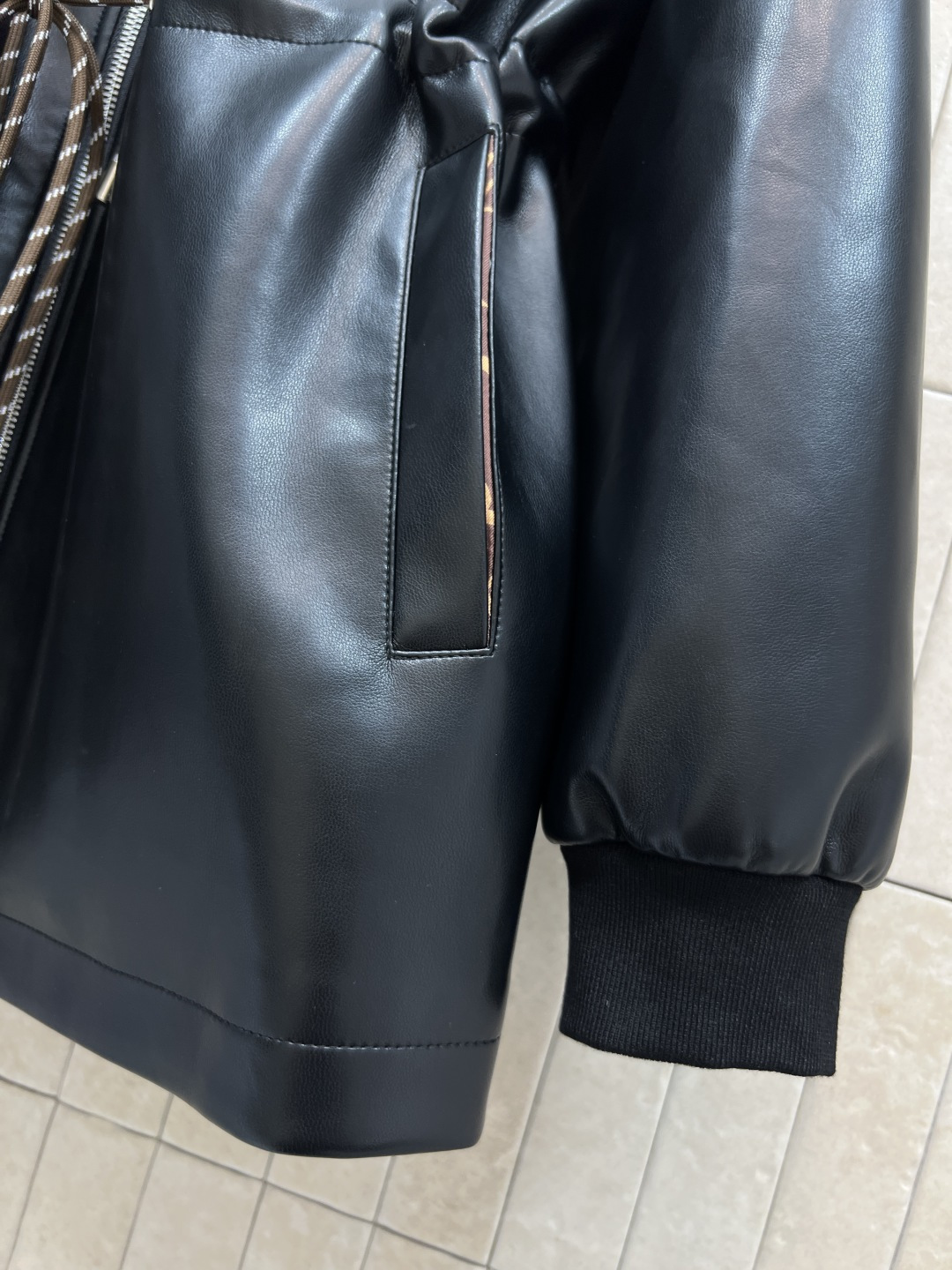 L家 25秋冬新款 连帽收腰皮革外套 黑色皮革+Monogram内衬 奢华又实用！连帽设计 抽绳可调节腰