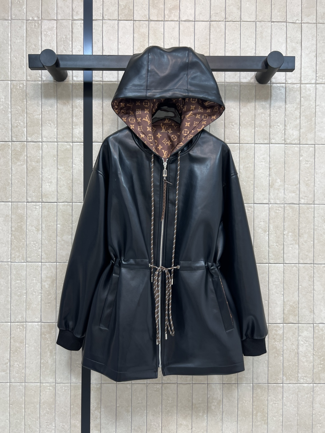 L家 25秋冬新款 连帽收腰皮革外套 黑色皮革+Monogram内衬 奢华又实用！连帽设计 抽绳可调节腰