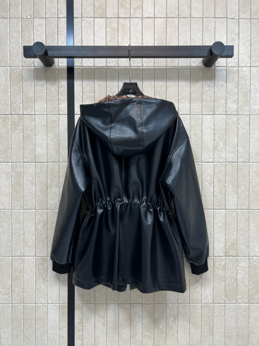 L家 25秋冬新款 连帽收腰皮革外套 黑色皮革+Monogram内衬 奢华又实用！连帽设计 抽绳可调节腰