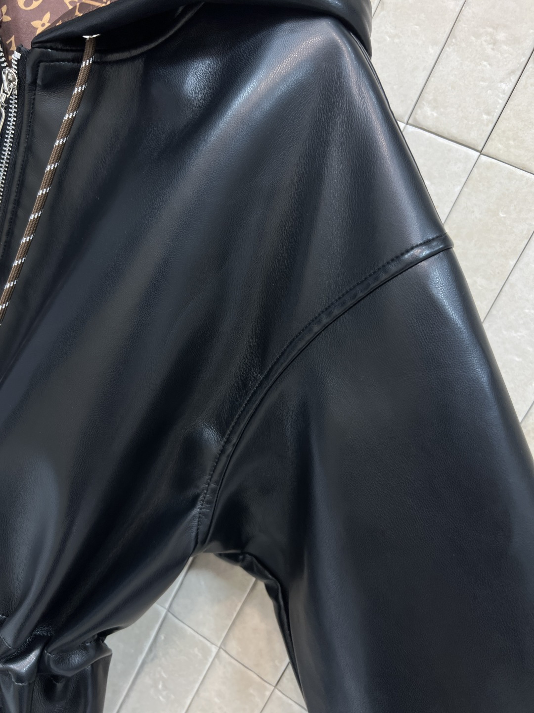 L家 25秋冬新款 连帽收腰皮革外套 黑色皮革+Monogram内衬 奢华又实用！连帽设计 抽绳可调节腰
