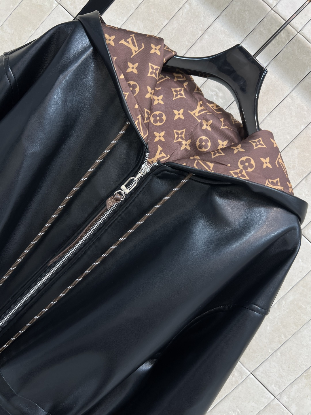 L家 25秋冬新款 连帽收腰皮革外套 黑色皮革+Monogram内衬 奢华又实用！连帽设计 抽绳可调节腰