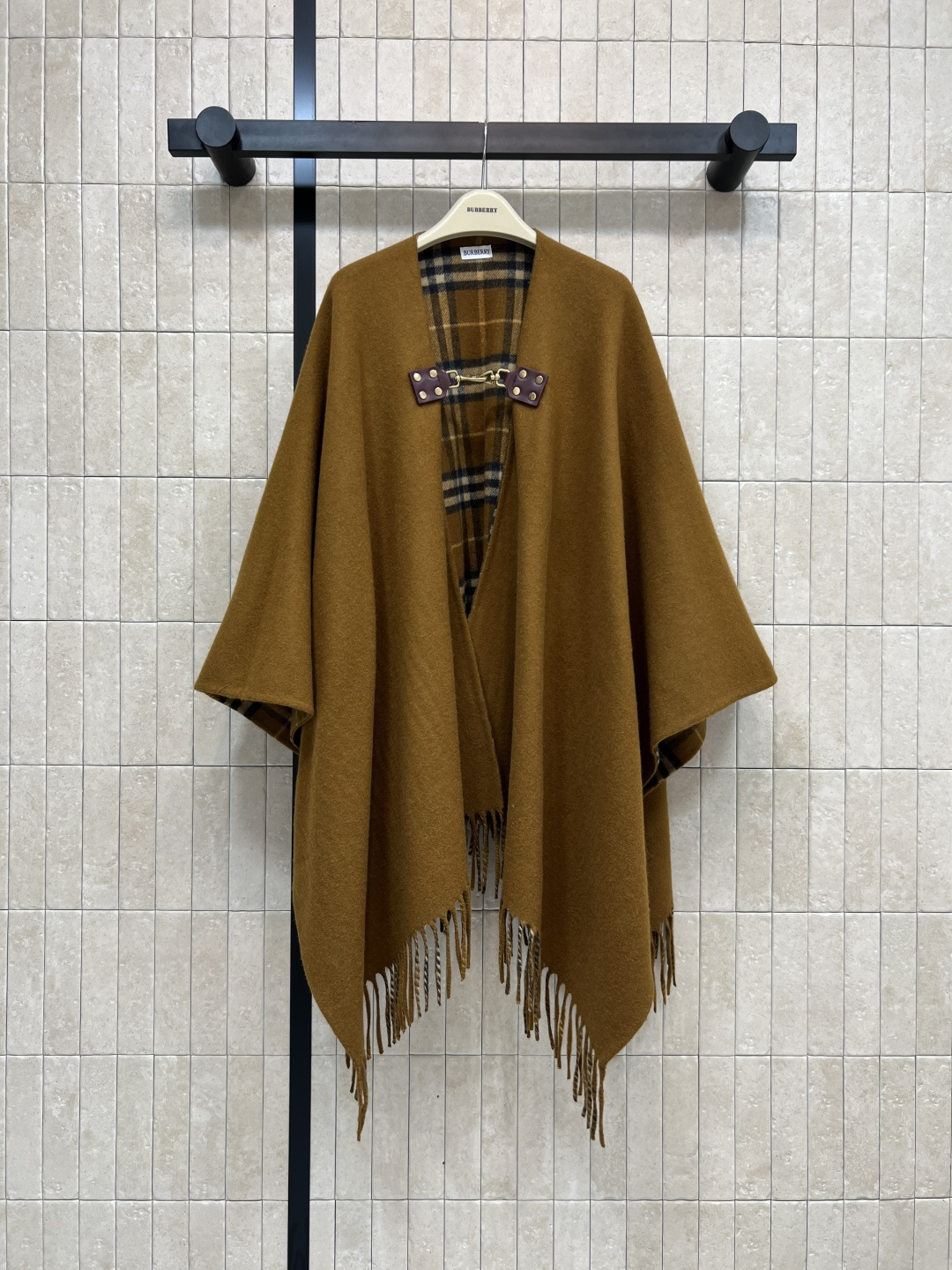 NO:576138,BUR's 25 new autumn and winter style tassel wool cape, classic camel + plaid lining, full of British style!  Double-sided wool material, soft and warm, very suitable for autumn and winter. Tassel + metal buckle details. The naturally drooping tassel design on the hem makes it more fashionable. The mature and stable color combination is also a super retro brand. Pair with bottoming shirts, high-waisted pants and boots. A proper fashionable combination. One size fits all, burberry, boots, alexander wang19860909BUR家 25秋冬新款 流苏羊毛斗篷 经典驼色＋格纹内衬 英伦风满满！双面羊毛材质 柔软又保暖 秋冬穿超合适漆 流苏+金属扣细节 下摆自然下垂的流苏设计洋气加倍 成熟稳重的颜色颜色搭配也是超复古大牌 搭配打底衫 高腰裤 靴子 妥妥的时髦搭配 一色均码,,burberry,boots,alexander wang,Women's clothing