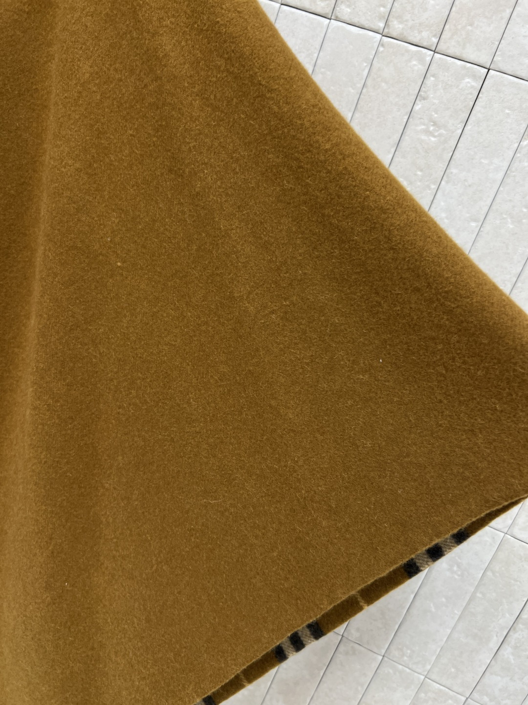 BUR家 25秋冬新款 流苏羊毛斗篷 经典驼色＋格纹内衬 英伦风满满！双面羊毛材质 柔软又保暖 秋冬穿超