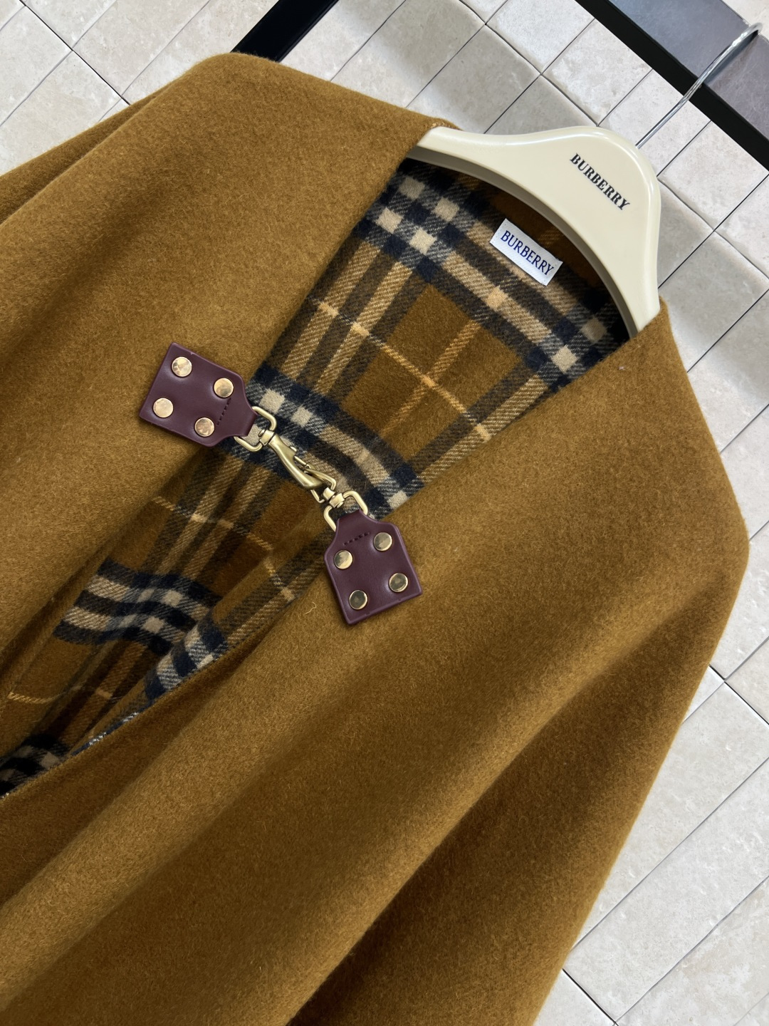 BUR家 25秋冬新款 流苏羊毛斗篷 经典驼色＋格纹内衬 英伦风满满！双面羊毛材质 柔软又保暖 秋冬穿超