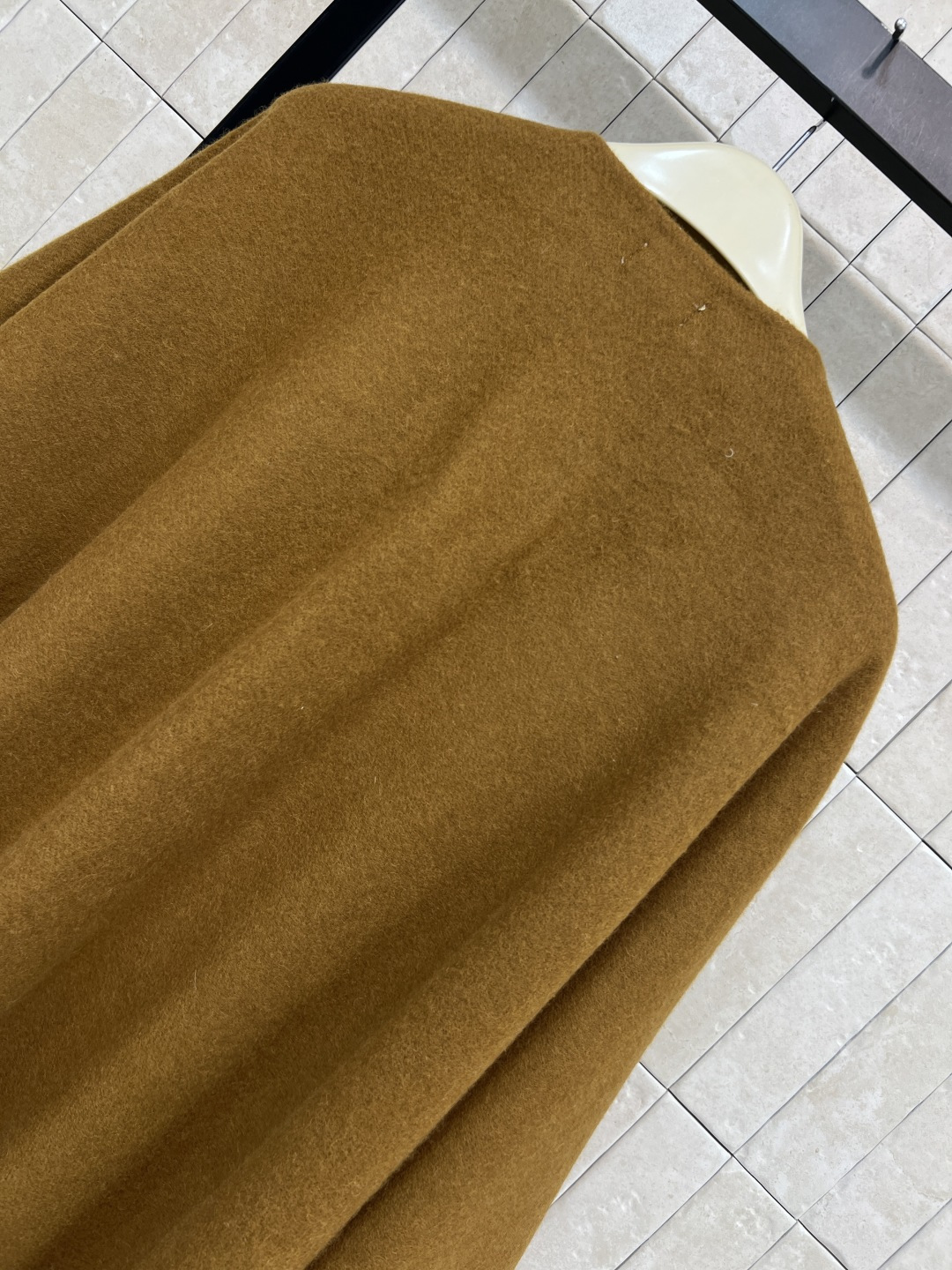 BUR家 25秋冬新款 流苏羊毛斗篷 经典驼色＋格纹内衬 英伦风满满！双面羊毛材质 柔软又保暖 秋冬穿超