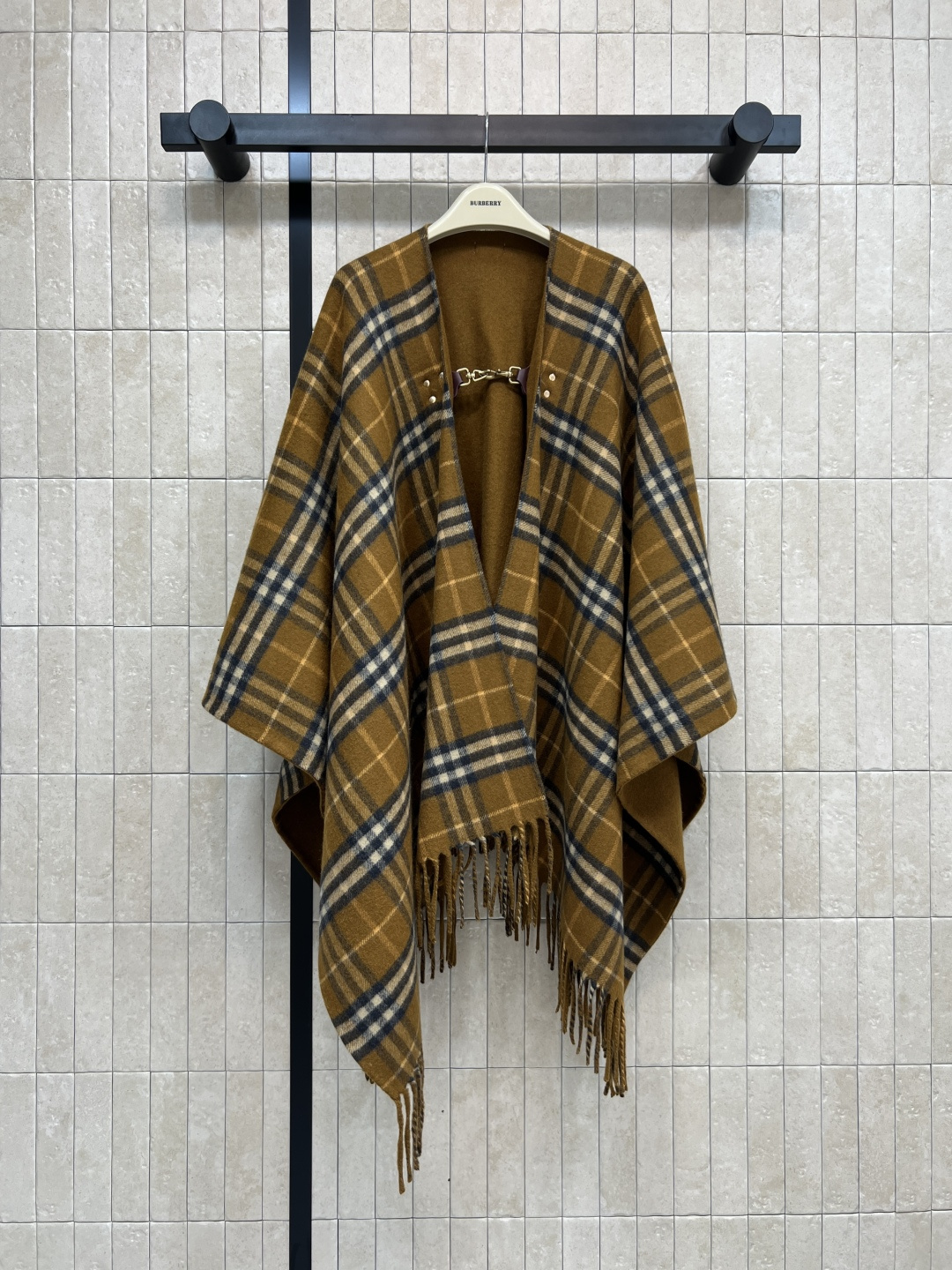 BUR家 25秋冬新款 流苏羊毛斗篷 经典驼色＋格纹内衬 英伦风满满！双面羊毛材质 柔软又保暖 秋冬穿超