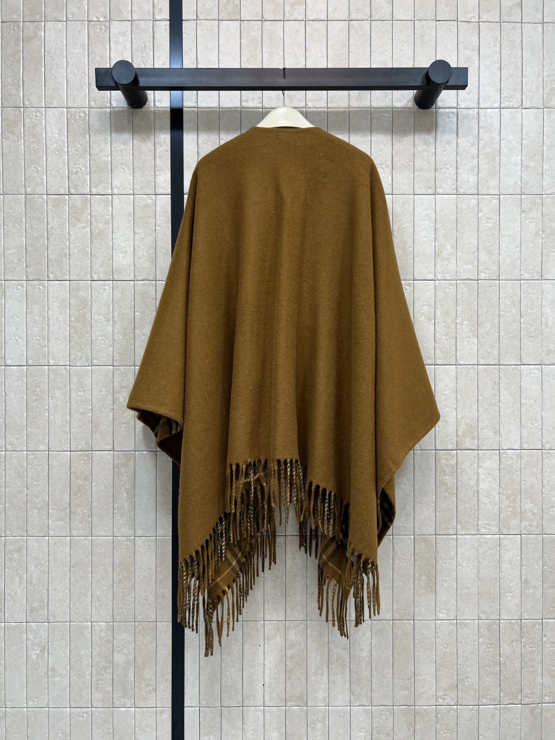 BUR家 25秋冬新款 流苏羊毛斗篷 经典驼色＋格纹内衬 英伦风满满！双面羊毛材质 柔软又保暖 秋冬穿超