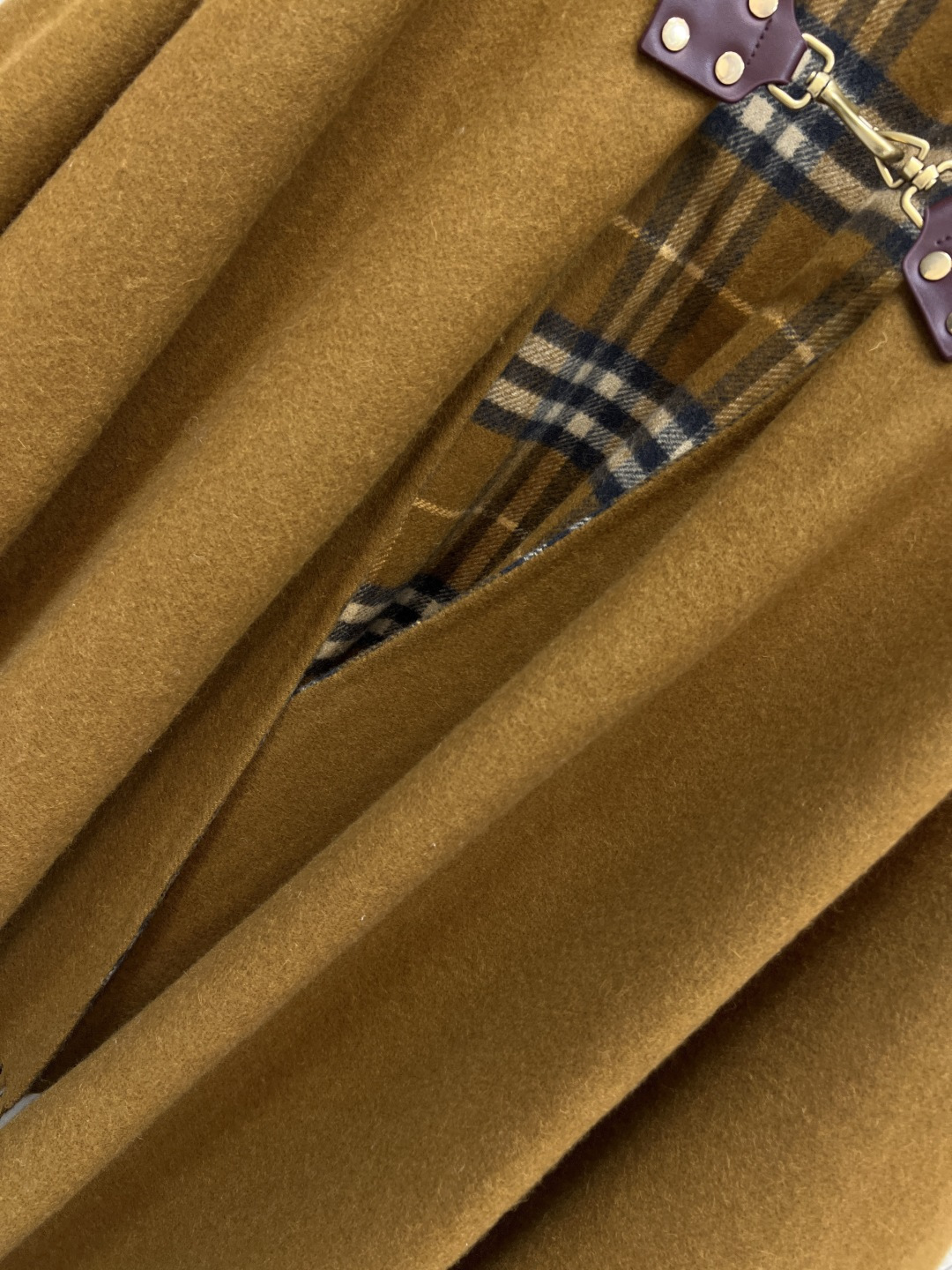 BUR家 25秋冬新款 流苏羊毛斗篷 经典驼色＋格纹内衬 英伦风满满！双面羊毛材质 柔软又保暖 秋冬穿超