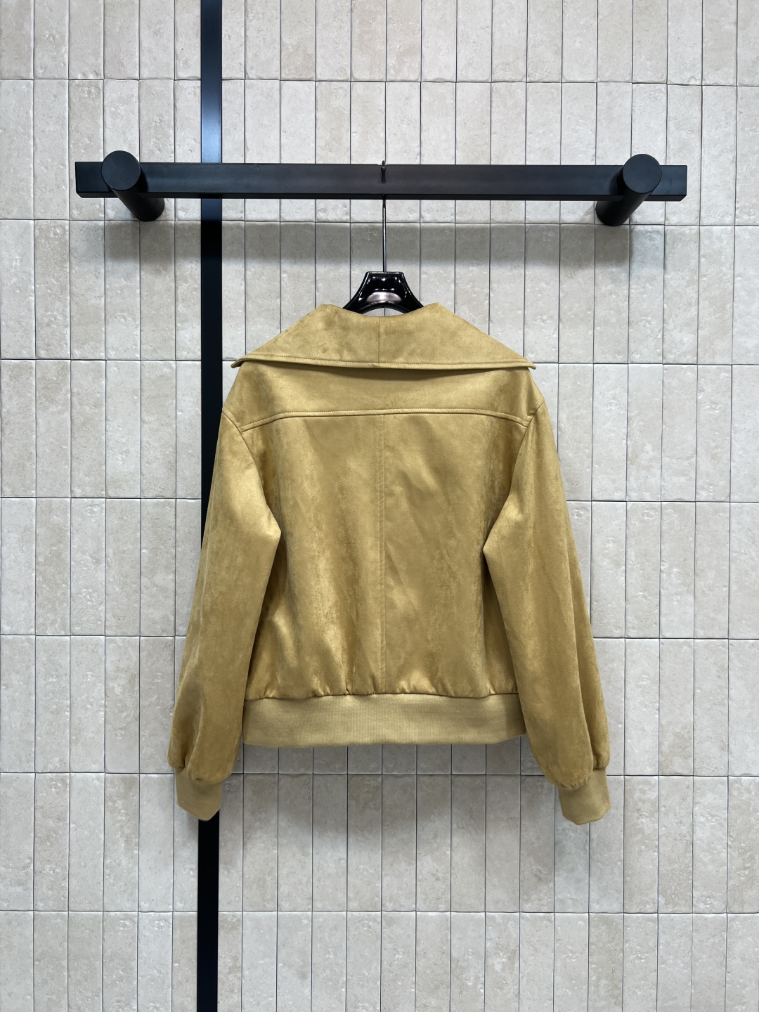 小香家 25秋冬新款 麂皮短款飞行员夹克廊 卡其色调＋经典翻领 正面金属纽扣+对称口袋 复古又实用！袖口