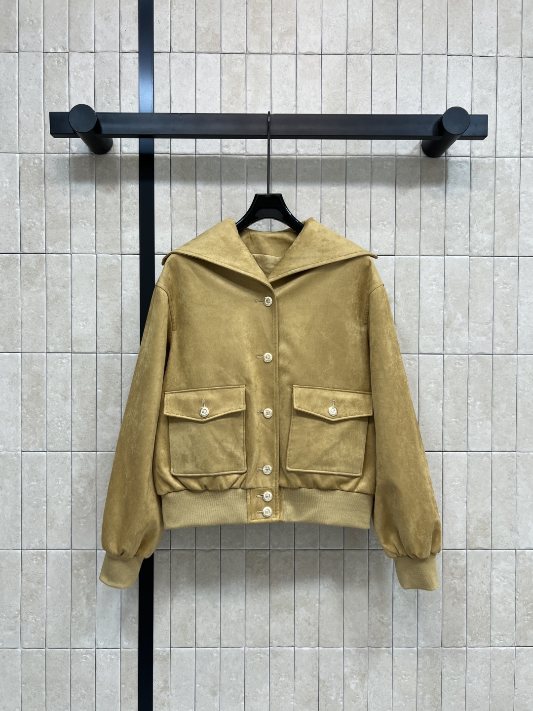 小香家 25秋冬新款 麂皮短款飞行员夹克廊 卡其色调＋经典翻领 正面金属纽扣+对称口袋 复古又实用！袖口
