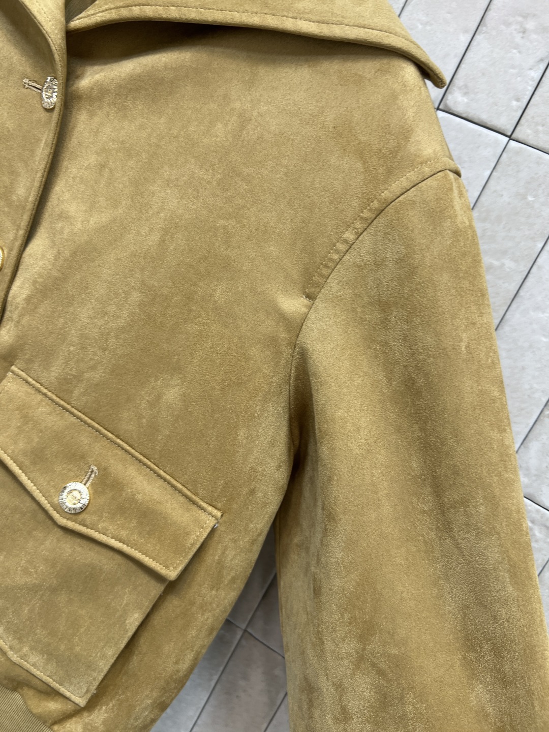 小香家 25秋冬新款 麂皮短款飞行员夹克廊 卡其色调＋经典翻领 正面金属纽扣+对称口袋 复古又实用！袖口