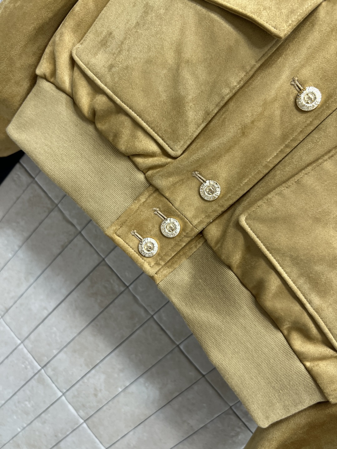 小香家 25秋冬新款 麂皮短款飞行员夹克廊 卡其色调＋经典翻领 正面金属纽扣+对称口袋 复古又实用！袖口