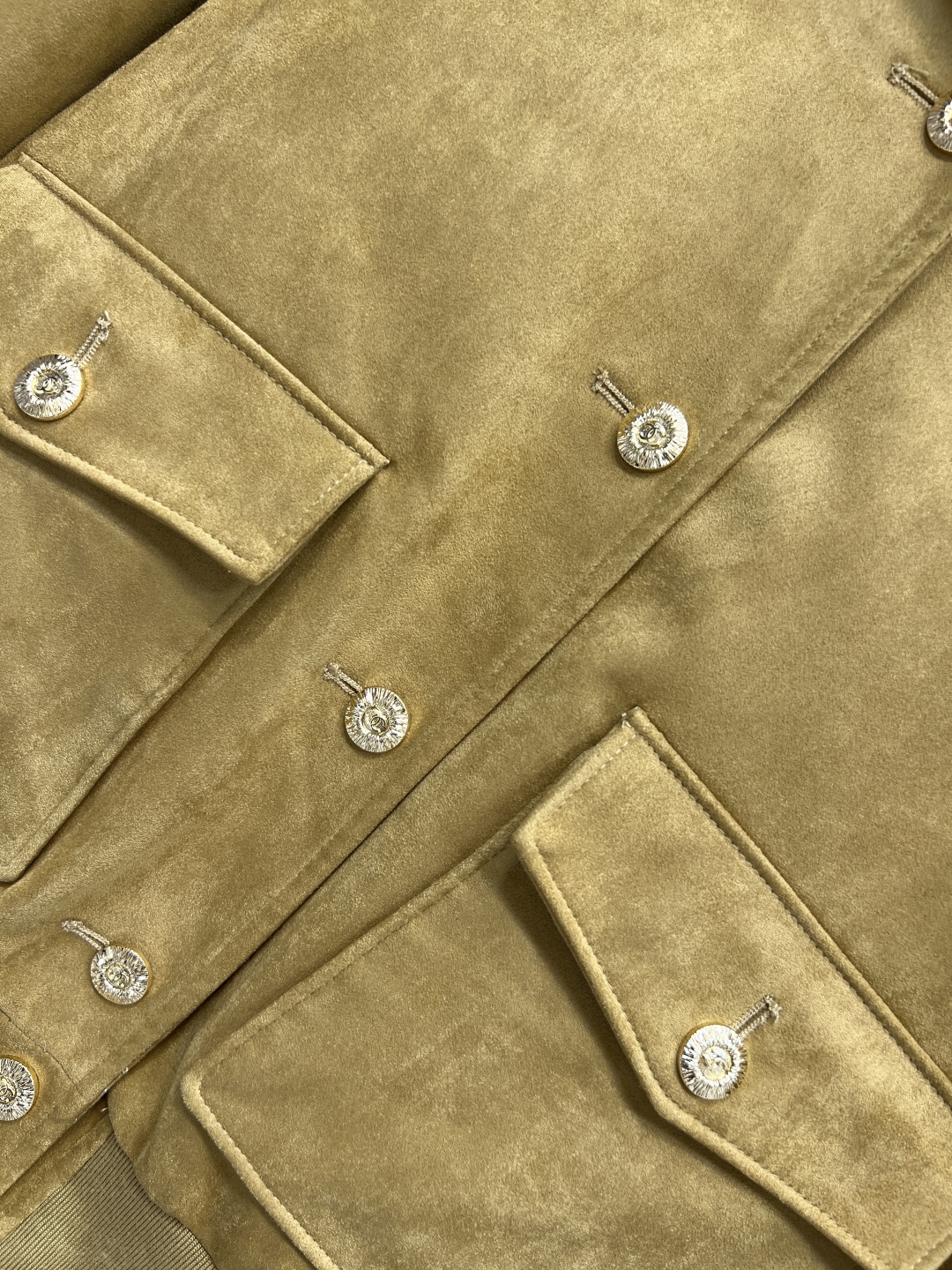 小香家 25秋冬新款 麂皮短款飞行员夹克廊 卡其色调＋经典翻领 正面金属纽扣+对称口袋 复古又实用！袖口