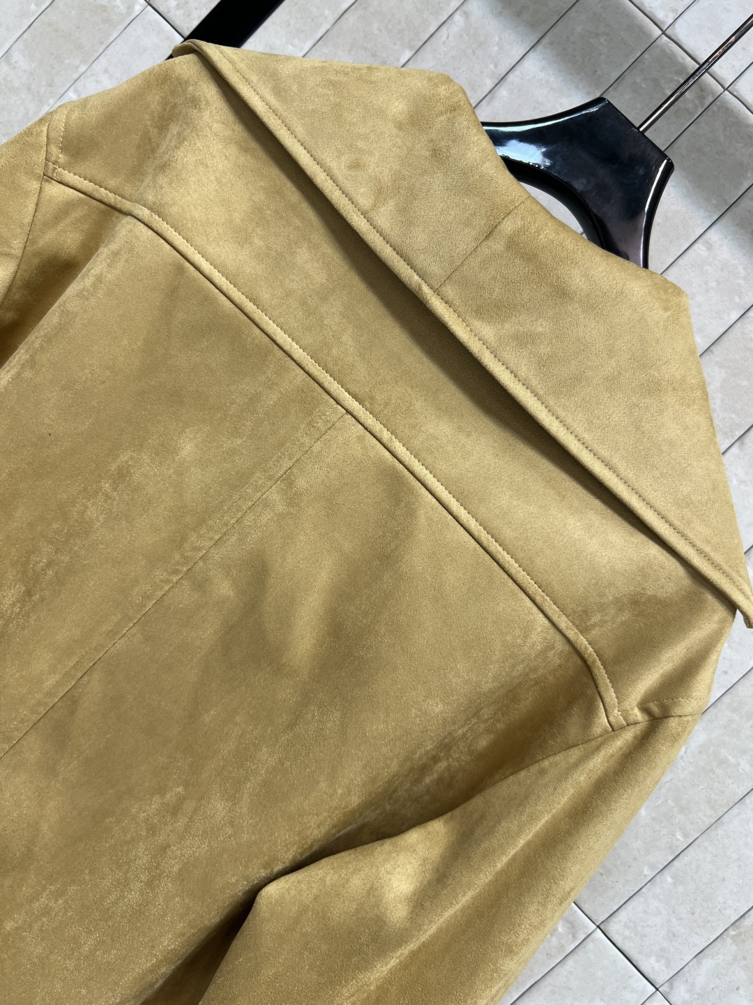 小香家 25秋冬新款 麂皮短款飞行员夹克廊 卡其色调＋经典翻领 正面金属纽扣+对称口袋 复古又实用！袖口