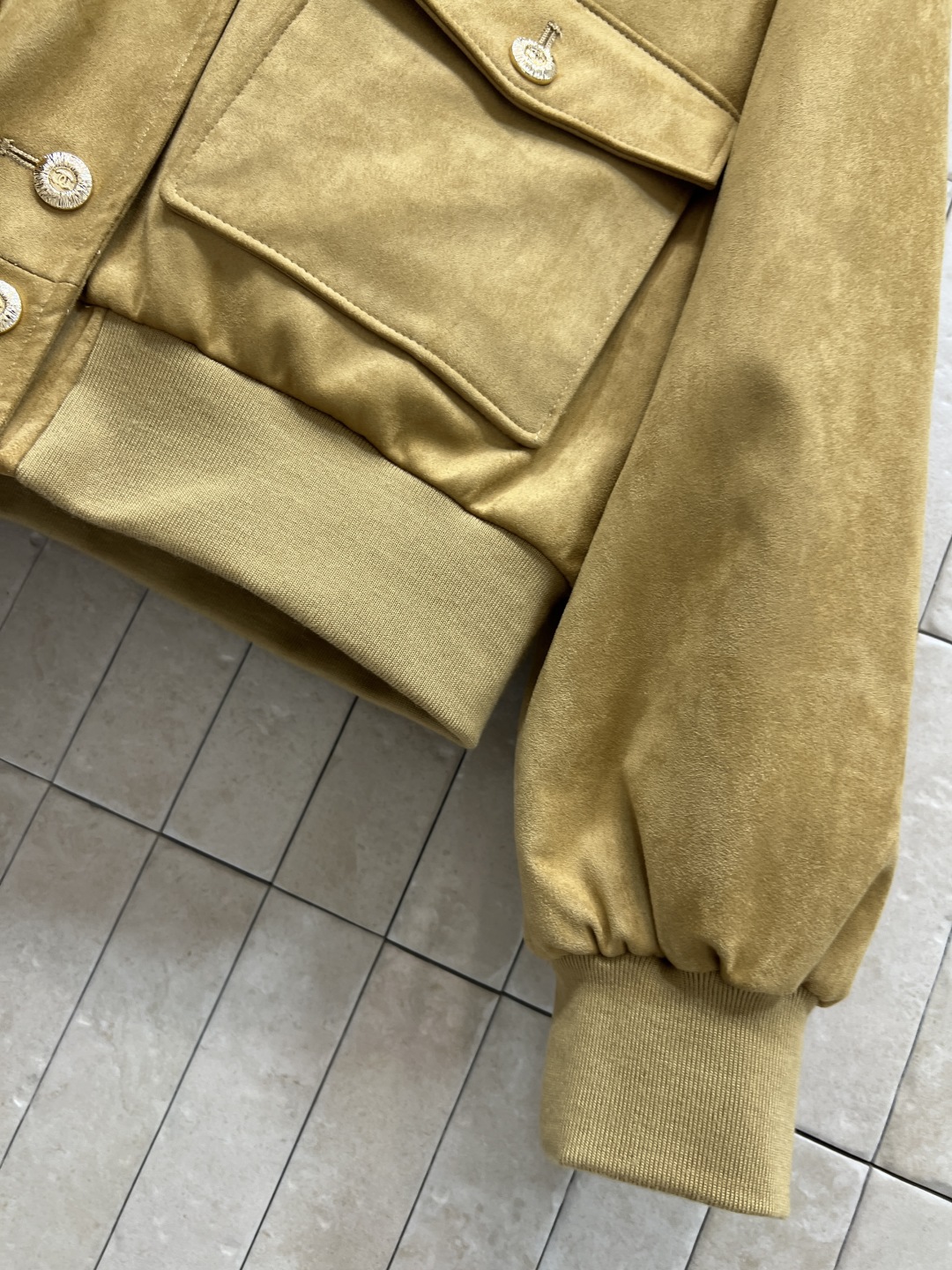 小香家 25秋冬新款 麂皮短款飞行员夹克廊 卡其色调＋经典翻领 正面金属纽扣+对称口袋 复古又实用！袖口