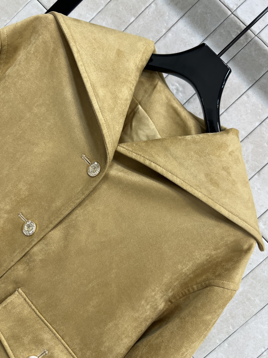 小香家 25秋冬新款 麂皮短款飞行员夹克廊 卡其色调＋经典翻领 正面金属纽扣+对称口袋 复古又实用！袖口